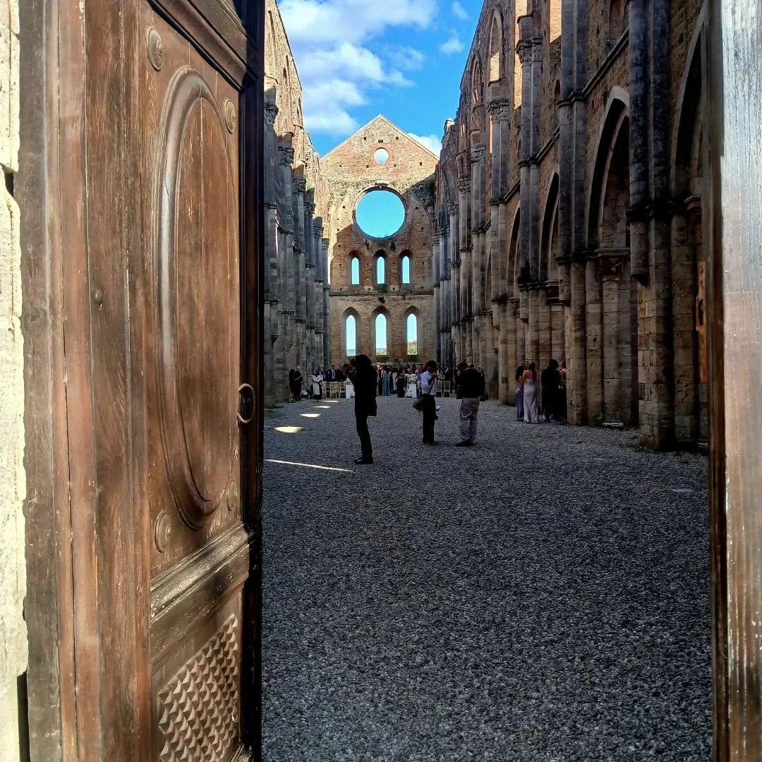 💒 San Galgano Abbey 

Photos don't make it justice! How stunning is this historic venue in Tuscany, near Siena, for the wedding ceremony or just photos.

Legal or symbolic ceremonies
We can pair it with local reception venues:

💫 Villa Le Querce up