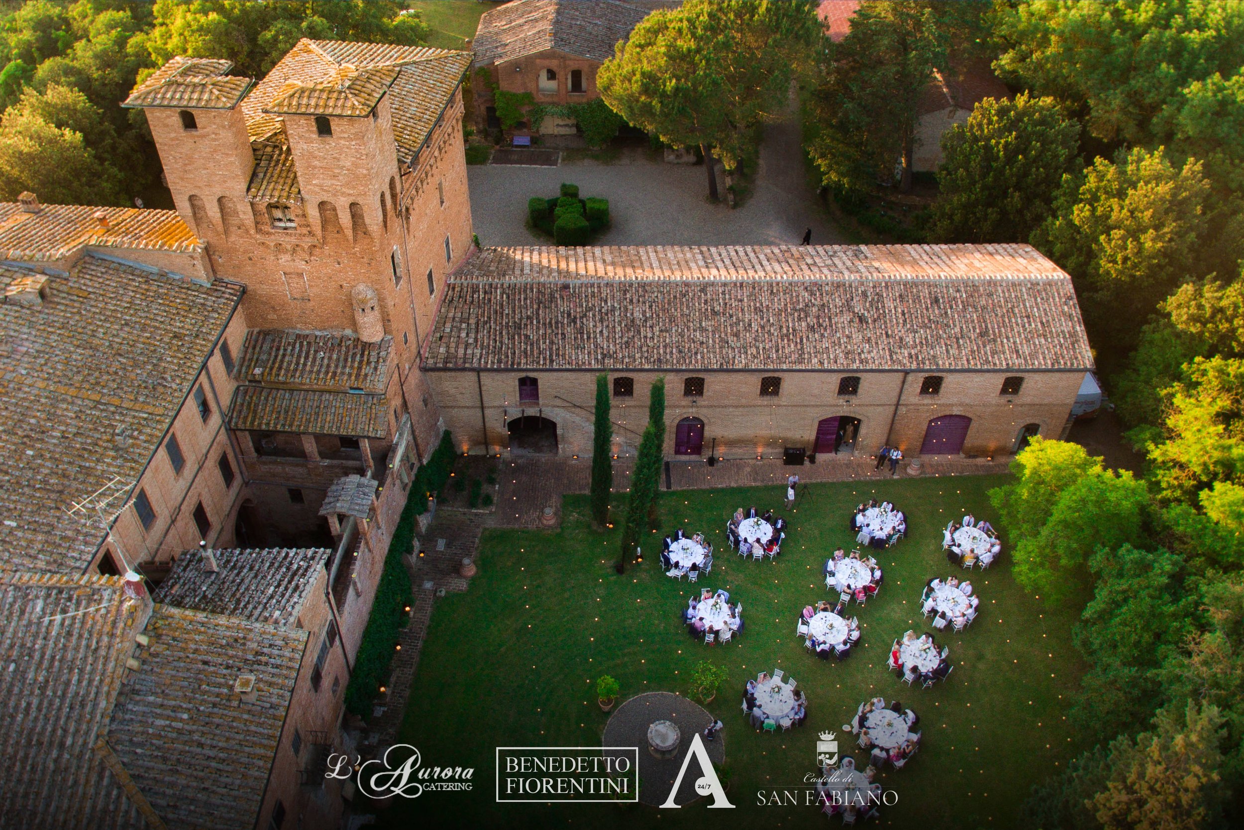 castello-di-san-fabiano-tuscanywedding-courtyard.jpg