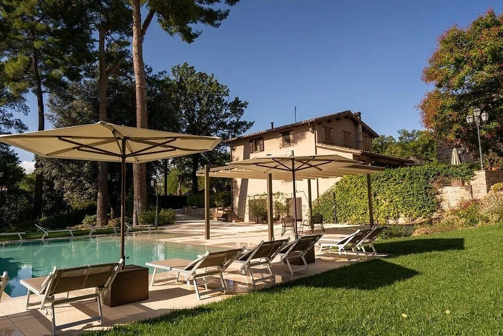 The secret to a wedding everyone remembers? Start the party early. 🍕🥂

In the green heart of Italy, our Umbria estates, Villa Teloni &amp; Nikis Resort, are built for welcome events, not just the wedding day. 🇮🇹

Kick things off in style 👇
🍕 We