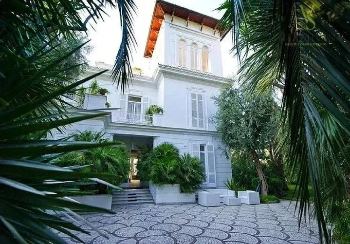 Cliff-edge views over the Bay of Naples. Vesuvius on the horizon. You, saying 'I do'. 🌅

Villa Silvana is an elegant early-1900s villa in the heart of Sorrento, and its all-inclusive package means the hard work is already done for you. 🇮🇹

Your al