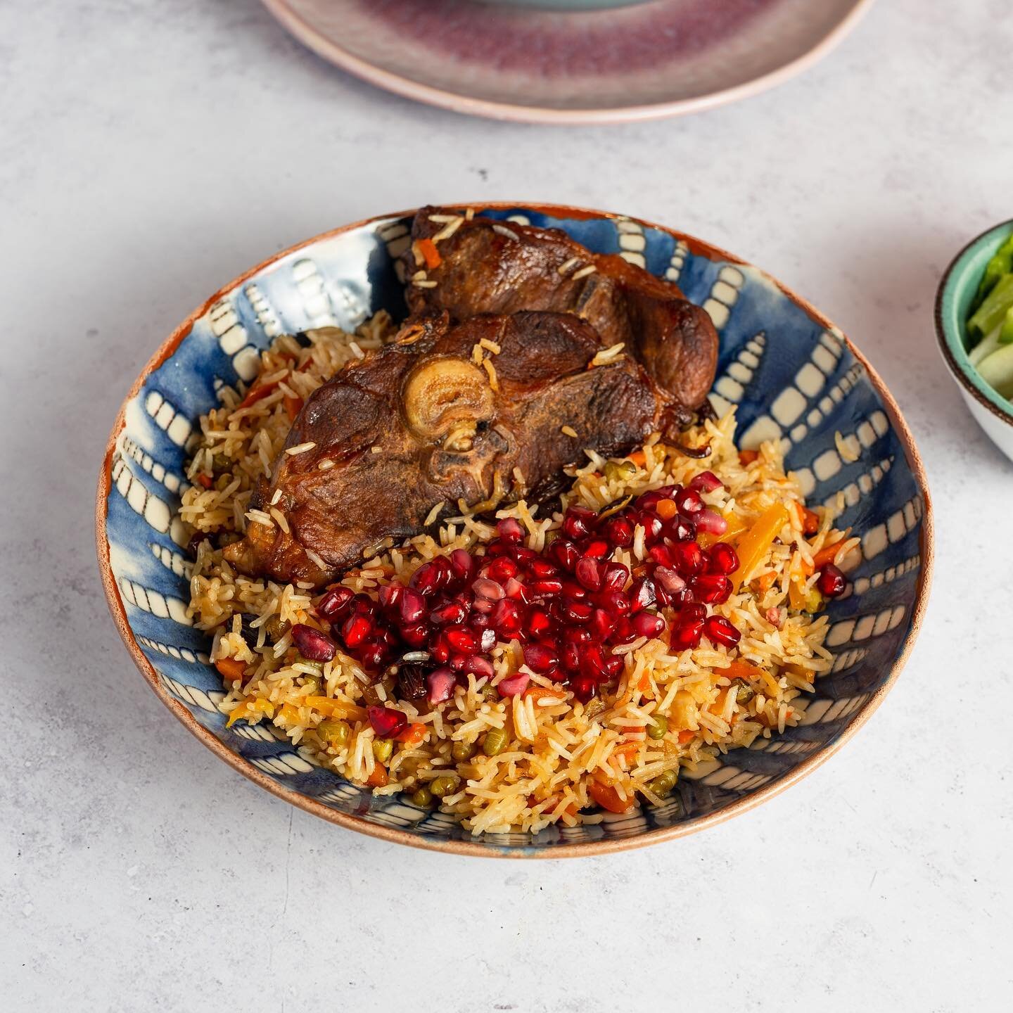 Uigurisches Pollo, Lammfleisch in Kombination mit Reis, M&ouml;hren, Mungbohnen, s&uuml;&szlig;en Rosinen und Granatapfel. So wird aus einem gew&ouml;hnlichen Reisgericht, ein vielseitiges kulinarischer Genuss ☺️
.
.
.
#uigurisch #uigurischek&uuml;ch