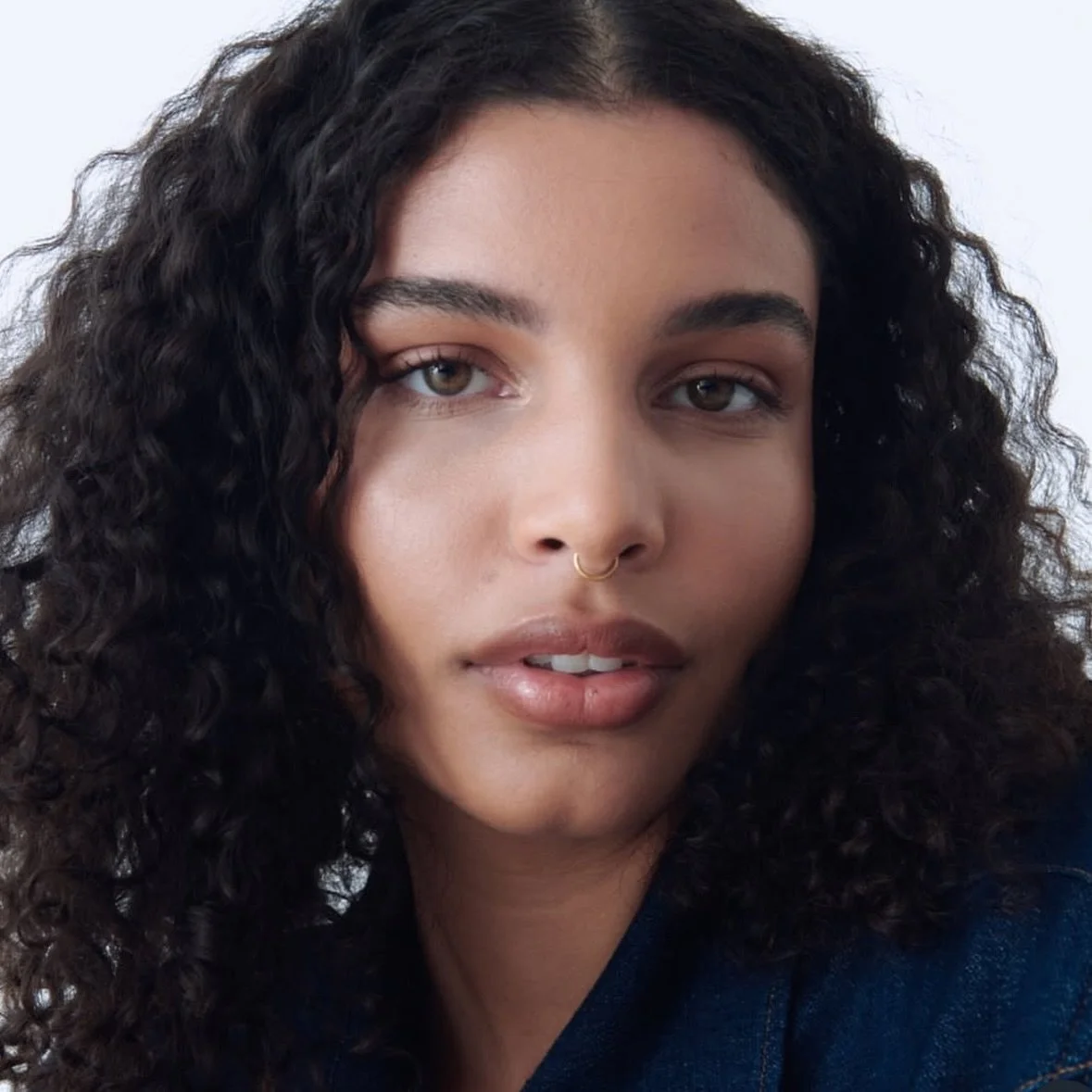 Denim blue tones, natural curls and effortless makeup 🩵

Makeup by @zoerubinmakeup
