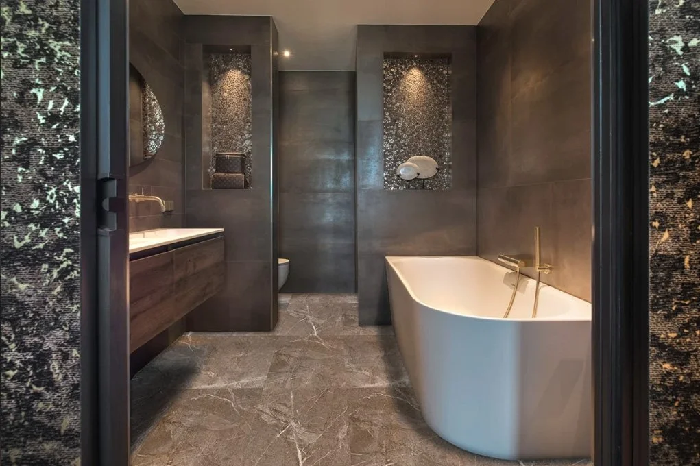 The Art of Living Ceramic Tiles keramische tegels toegepast op vloer en wand in een interieur