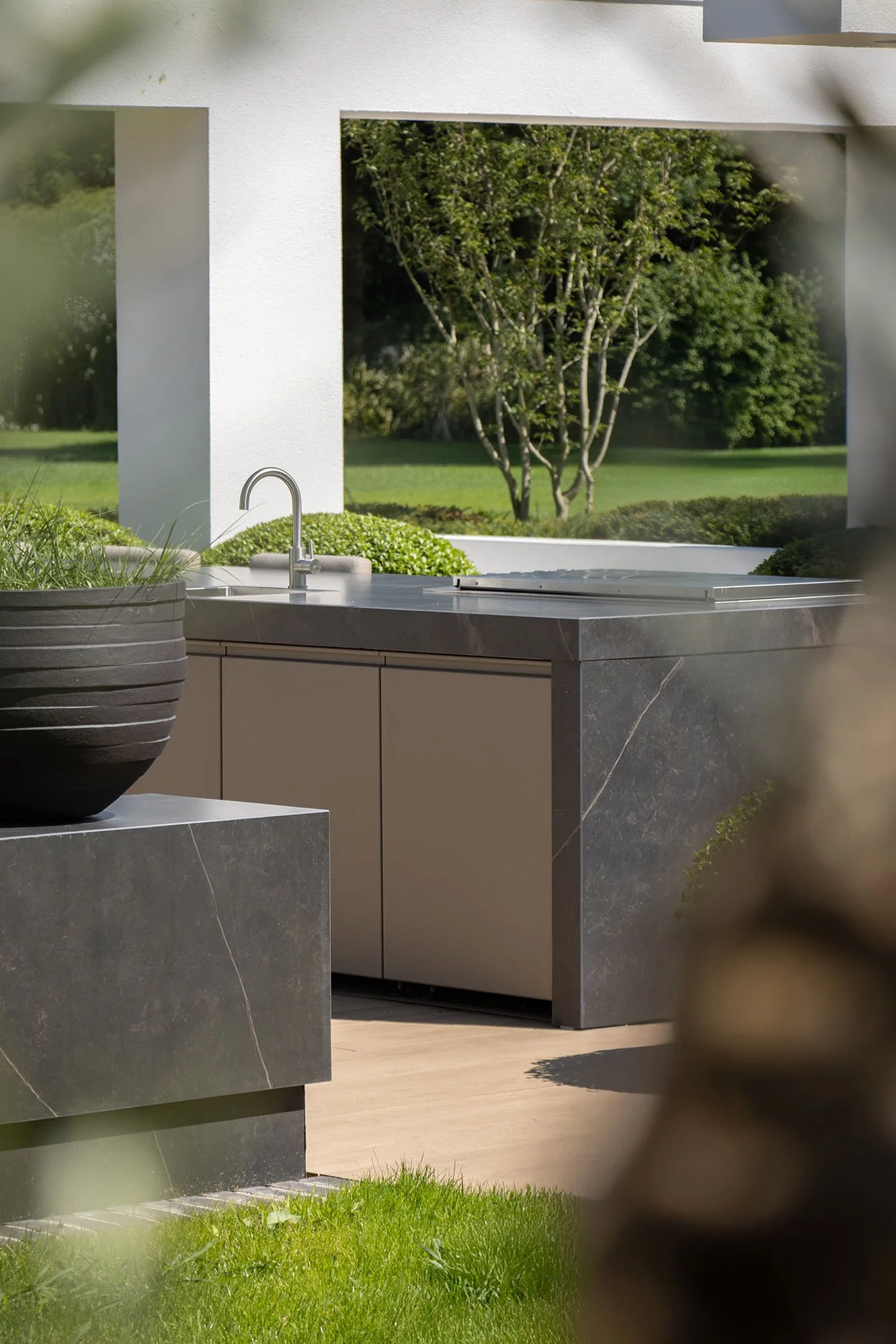 Dekton buitenkeuken met een strakke afwerking en hoogwaardige uitstraling