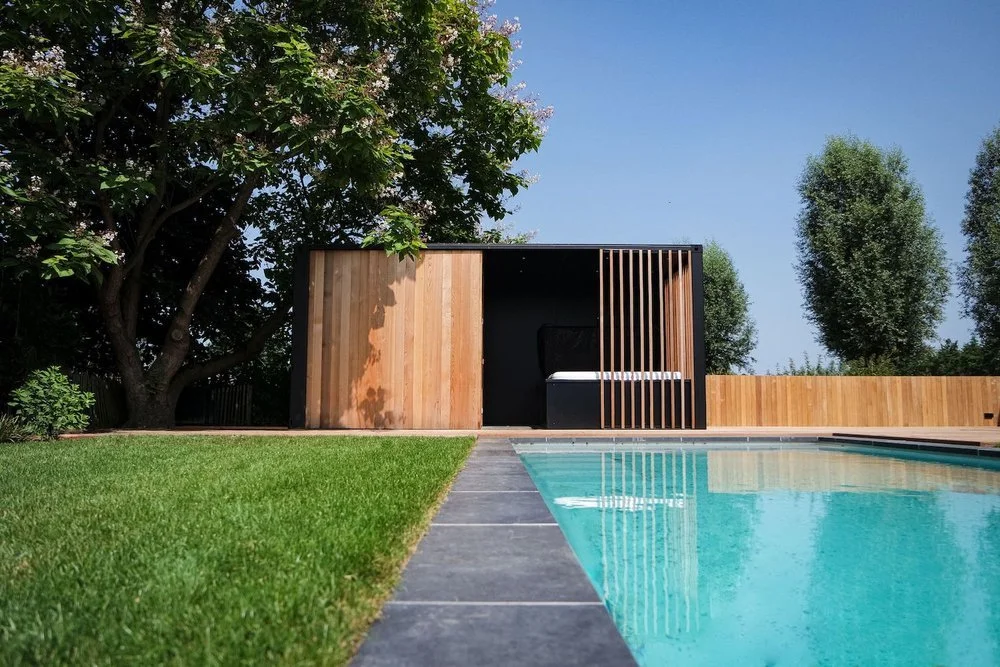 DE VOOR- ÉN NADELEN VAN EEN MASSAGE SPA IN DE TUIN