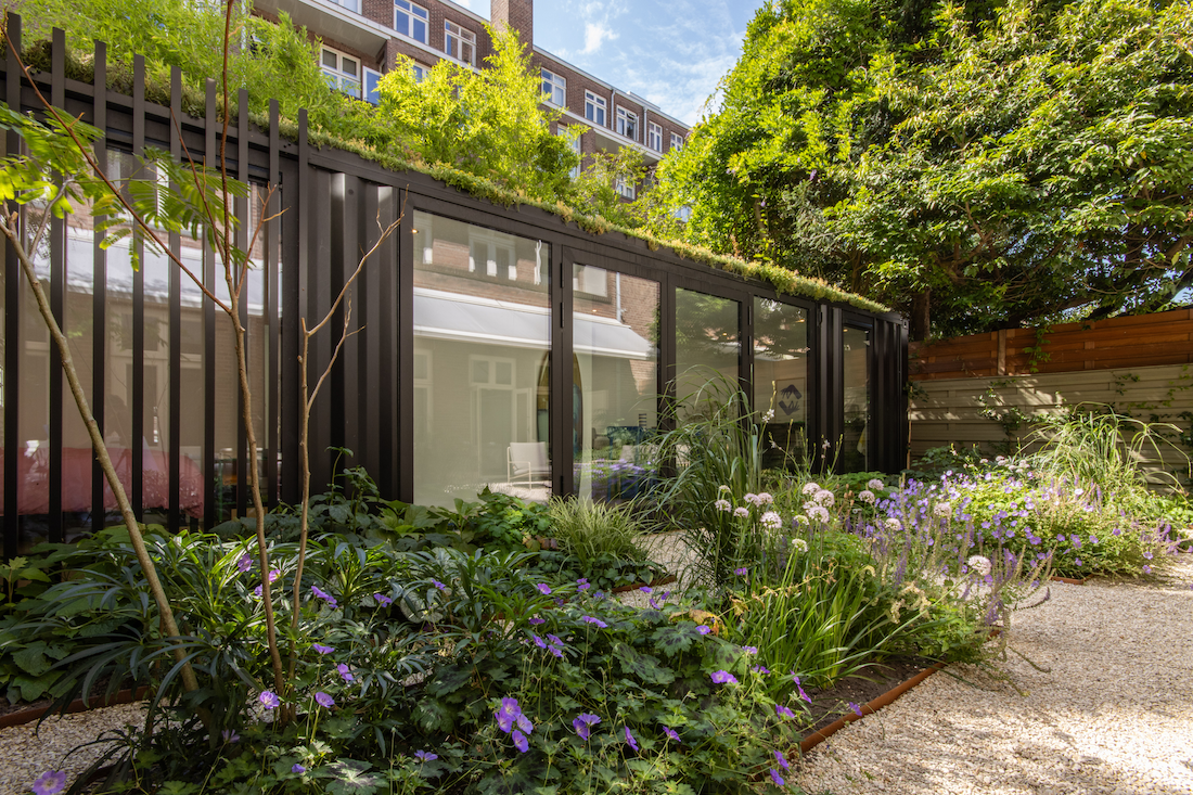 Bijgebouw in groene tuin