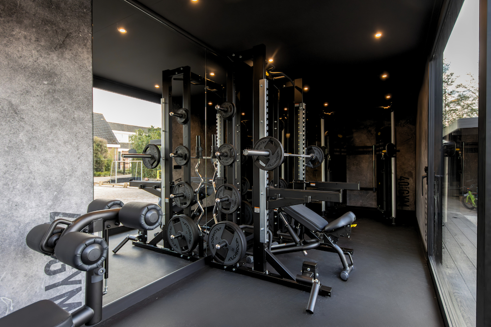 Maatwerk unit met gym en werkruimte in de tuin