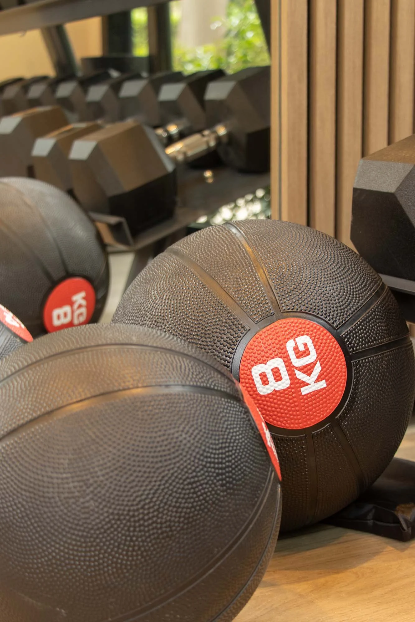 Close-up van sportballen van 8kg in een eigen prive fitnessruimte