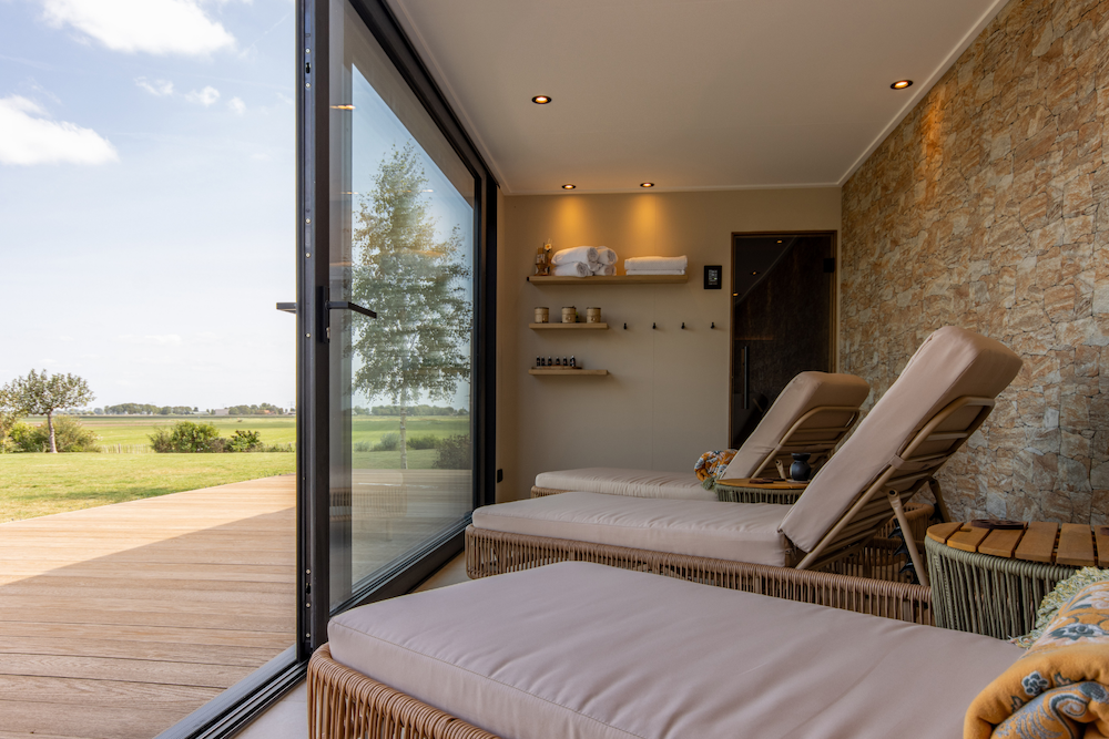 Wellness lounge met loungebedden