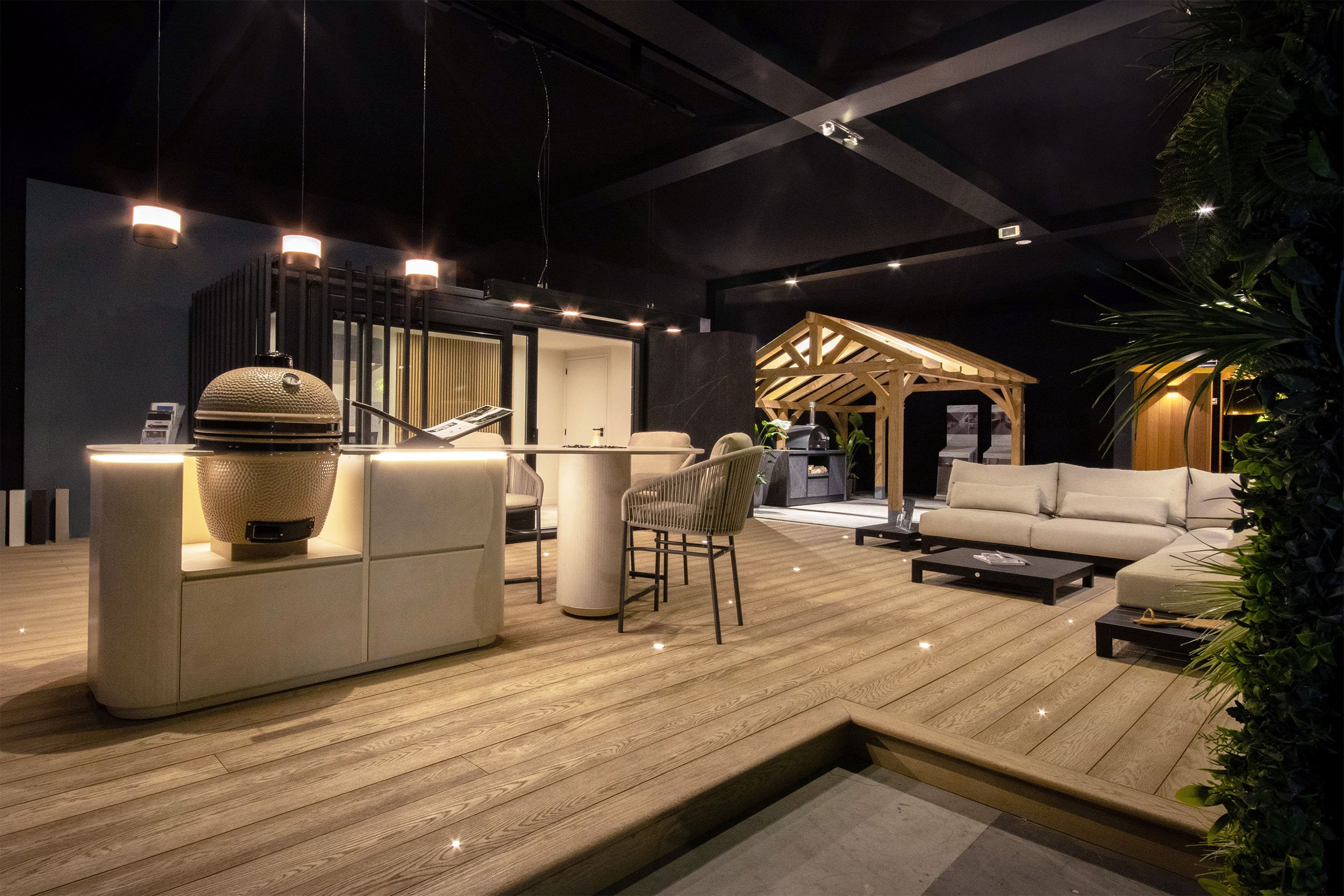 Outdoor & Wellness Experience Center met verschillende buitenkeukenopstellingen