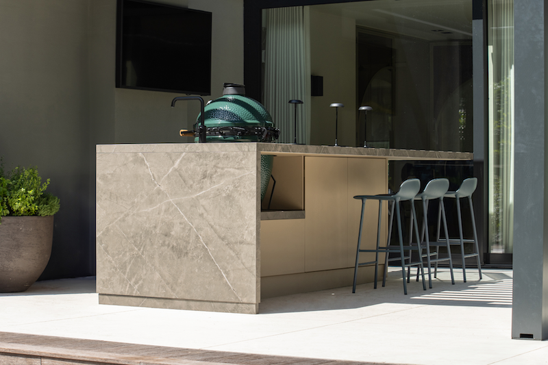 Moderne luxe buitenkeuken met dekton en RVS