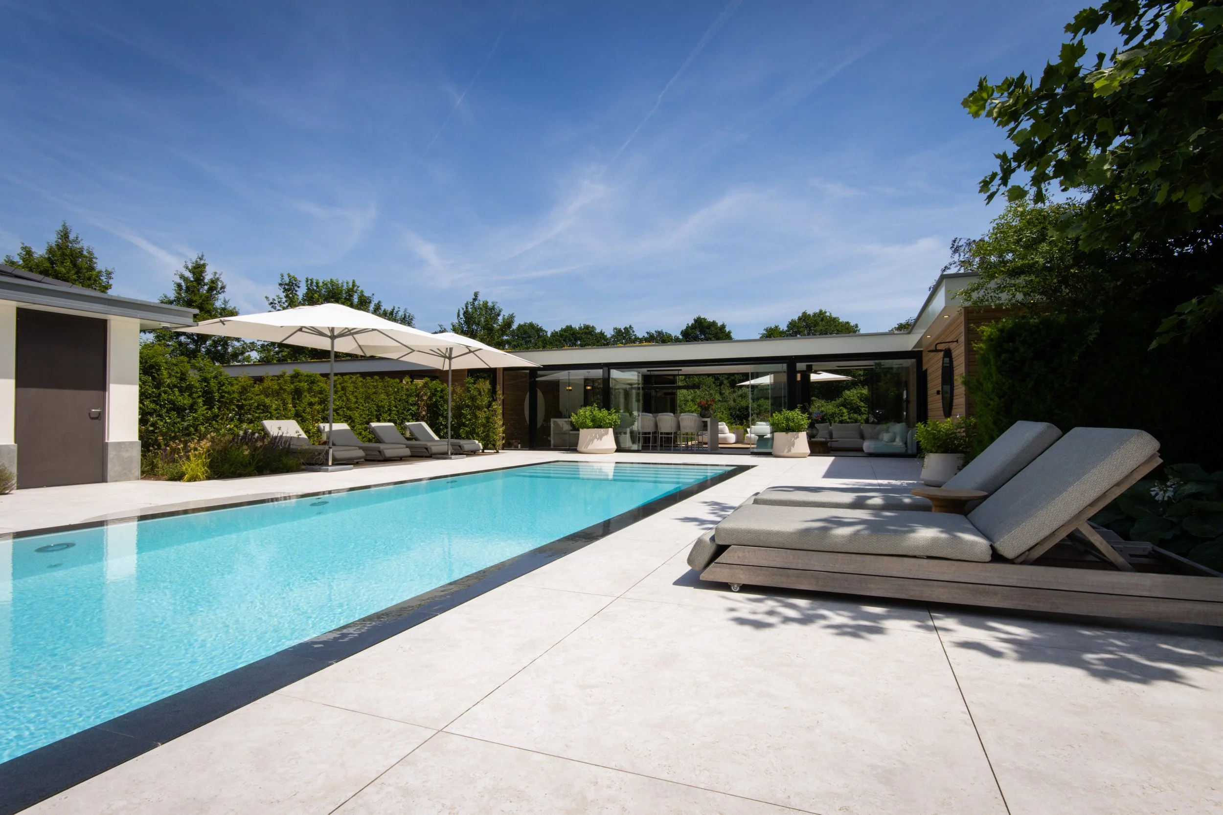 Private pool met Suns stoelen