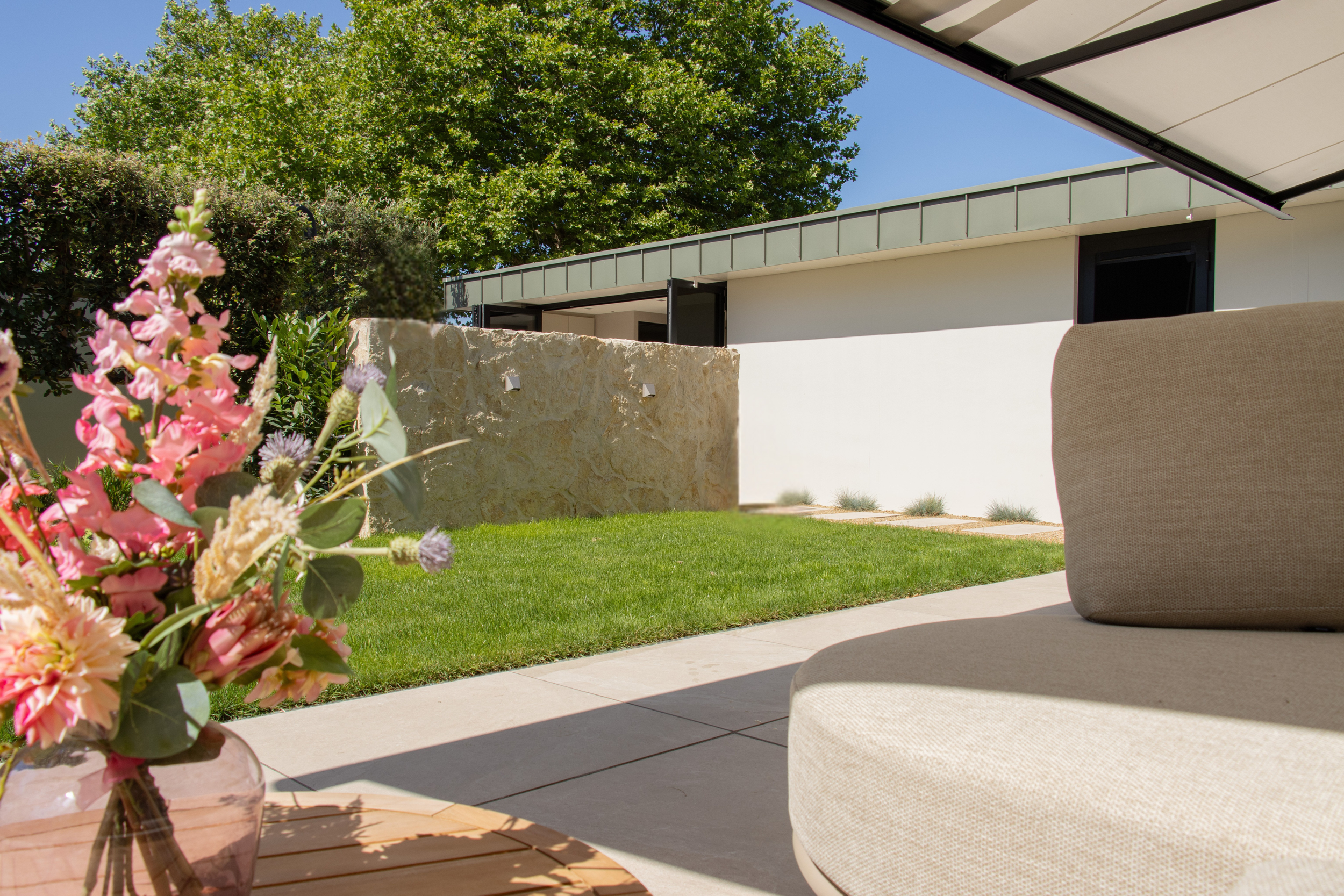 Luxe aangelegde tuin met beige kleuren