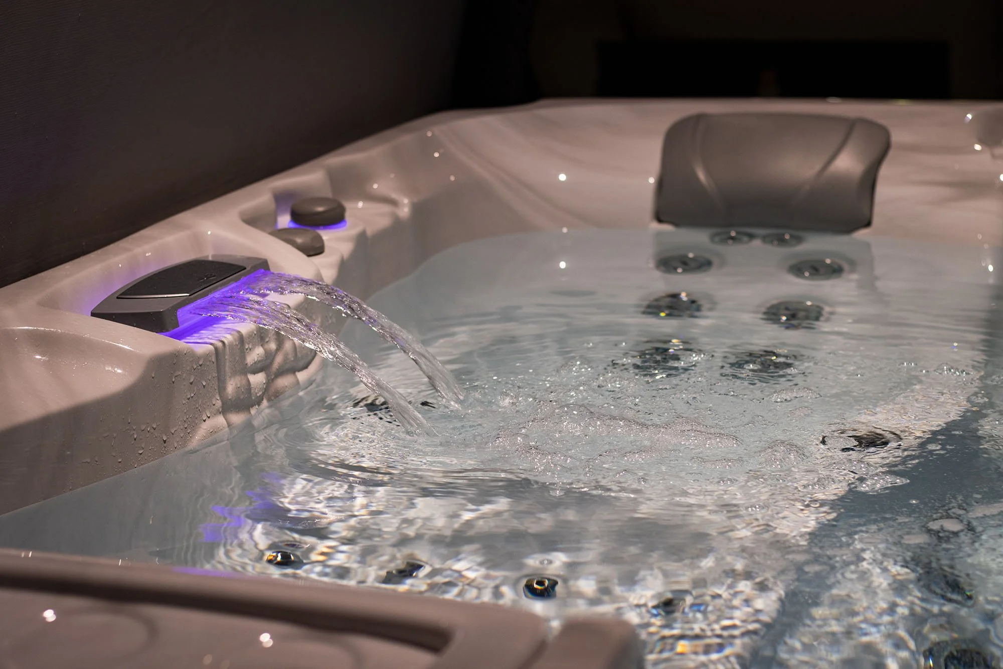 DLGC - Sundance spas - showroom-02.jpg