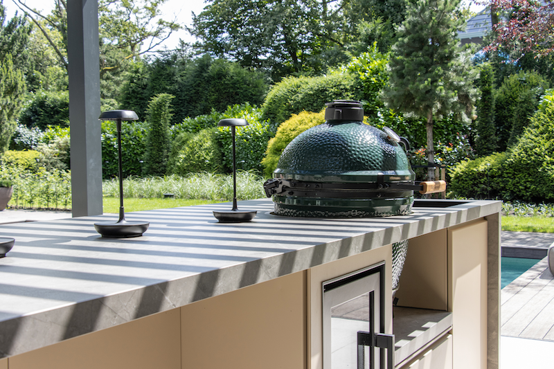 Fiddr moderne buitenkeuken met Big Green Egg en klimaatkast