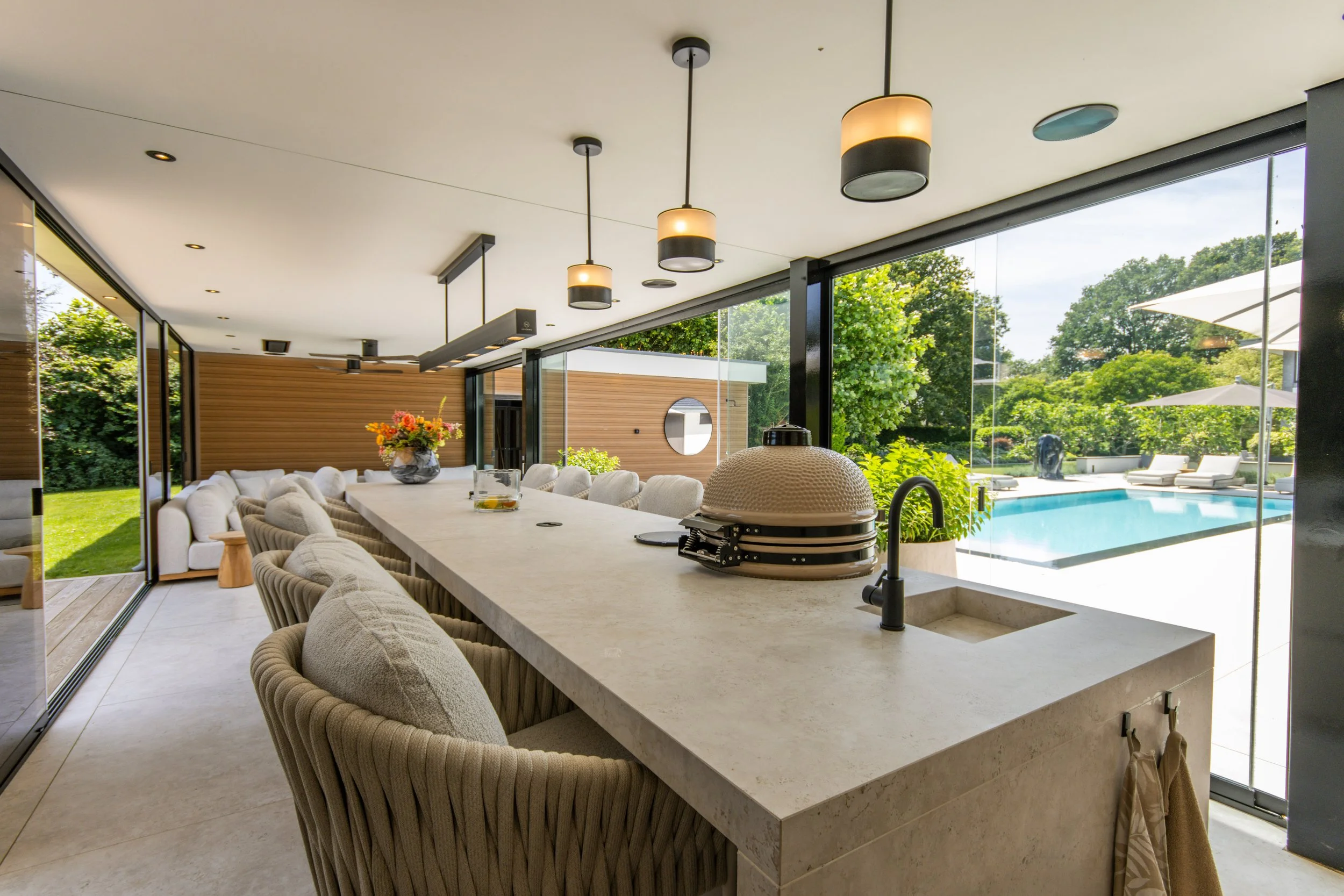 Poolhouse met zandkleur luxe buitenkeuken