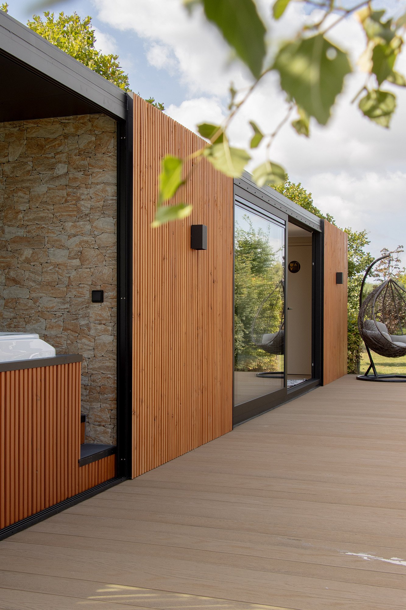 Wellness unit met spa en sauna in de tuin