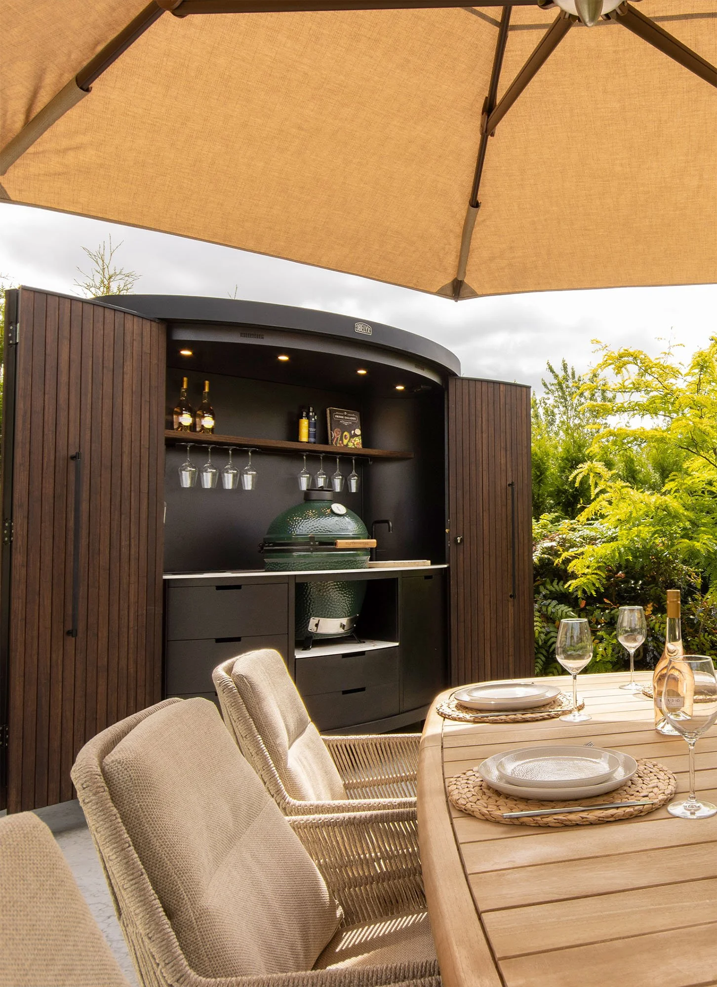 OBELYX design buitenkeuken met geïntegreerde barbecue in een stijlvolle buitenruimte