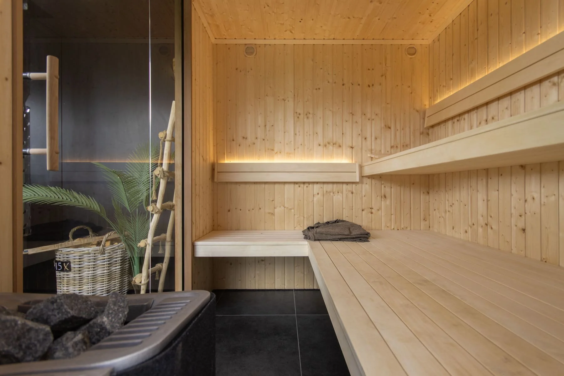 Luxe buitensauna donker hout