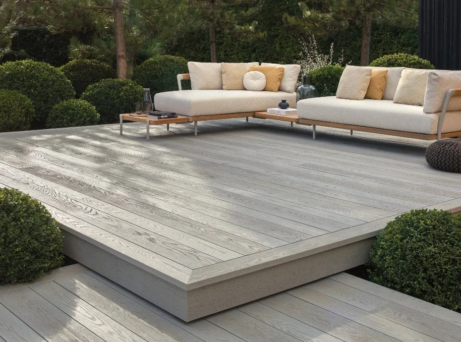 Millboard terrasvloer met onderhoudsarme vlonderplanken in een stijlvolle tuin