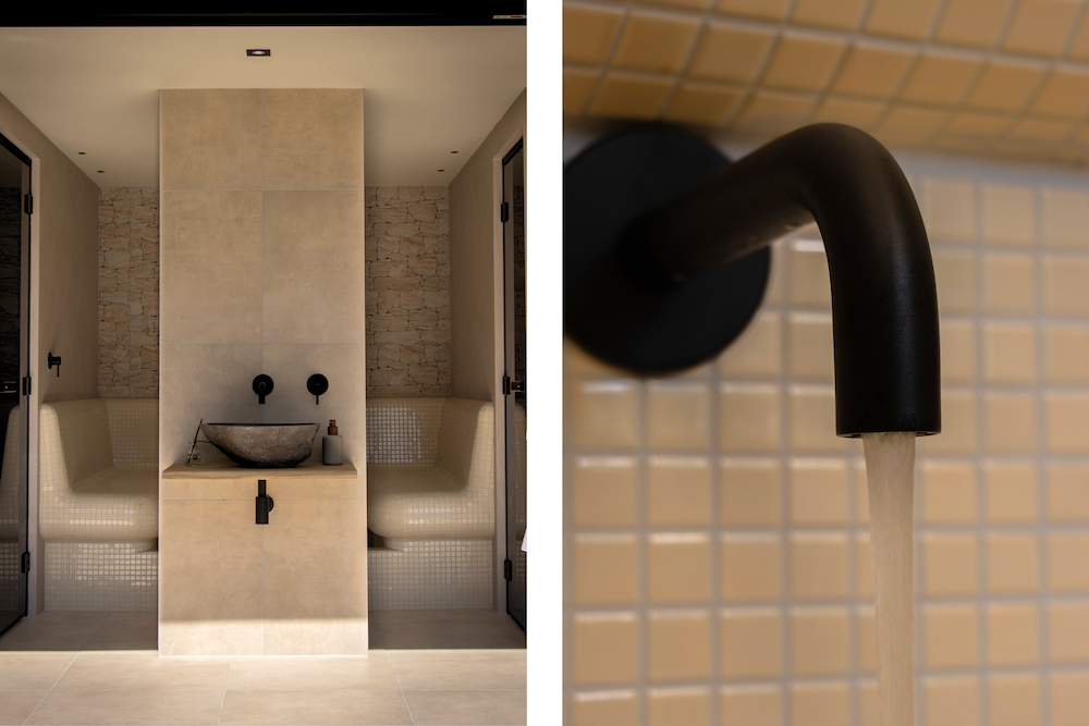 Beige kleurig voetenbad met mat zwarte kranen