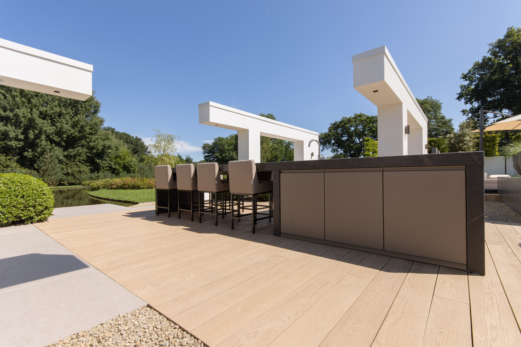 AN OUTDOOR KITCHEN WITH A COMMANDING PRESENCE
