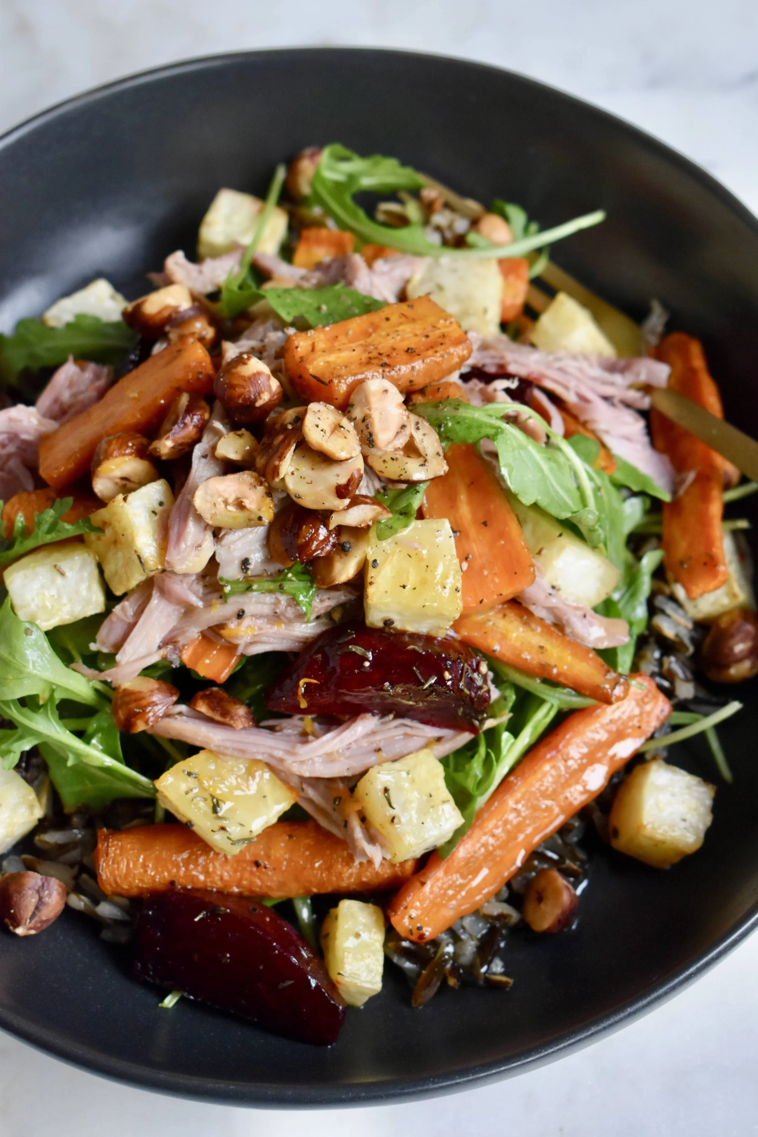 Salade de canard, riz sauvage et légumes rôtis (faible en FODMAP)