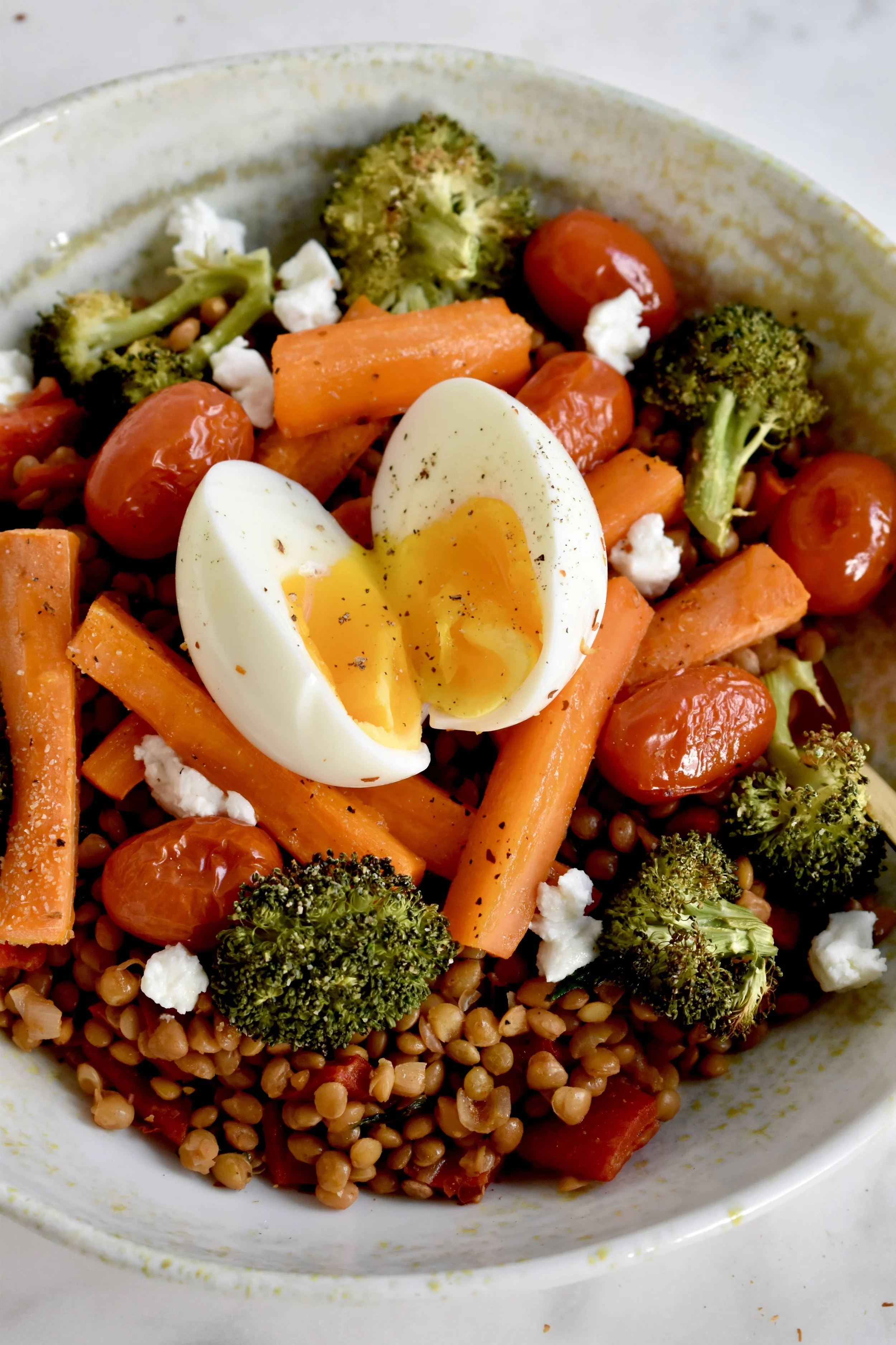 Bol de lentilles, légumes rôtis et oeuf coulant