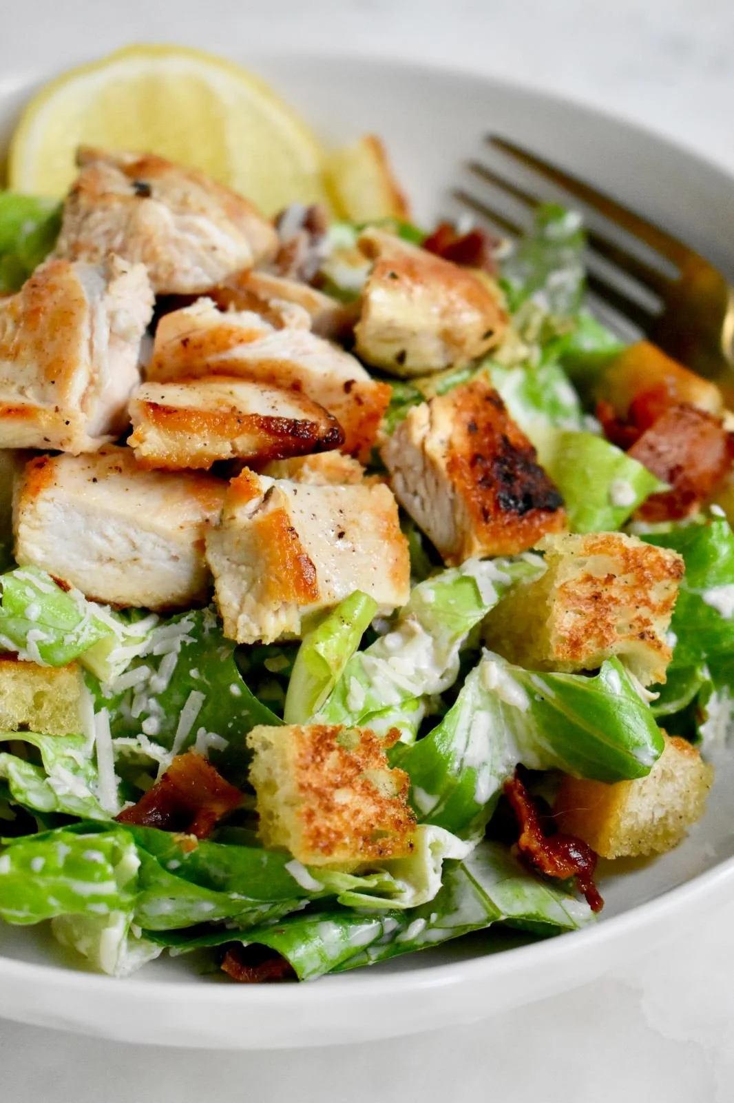 Salade César au poulet grillé (faible en FODMAP)