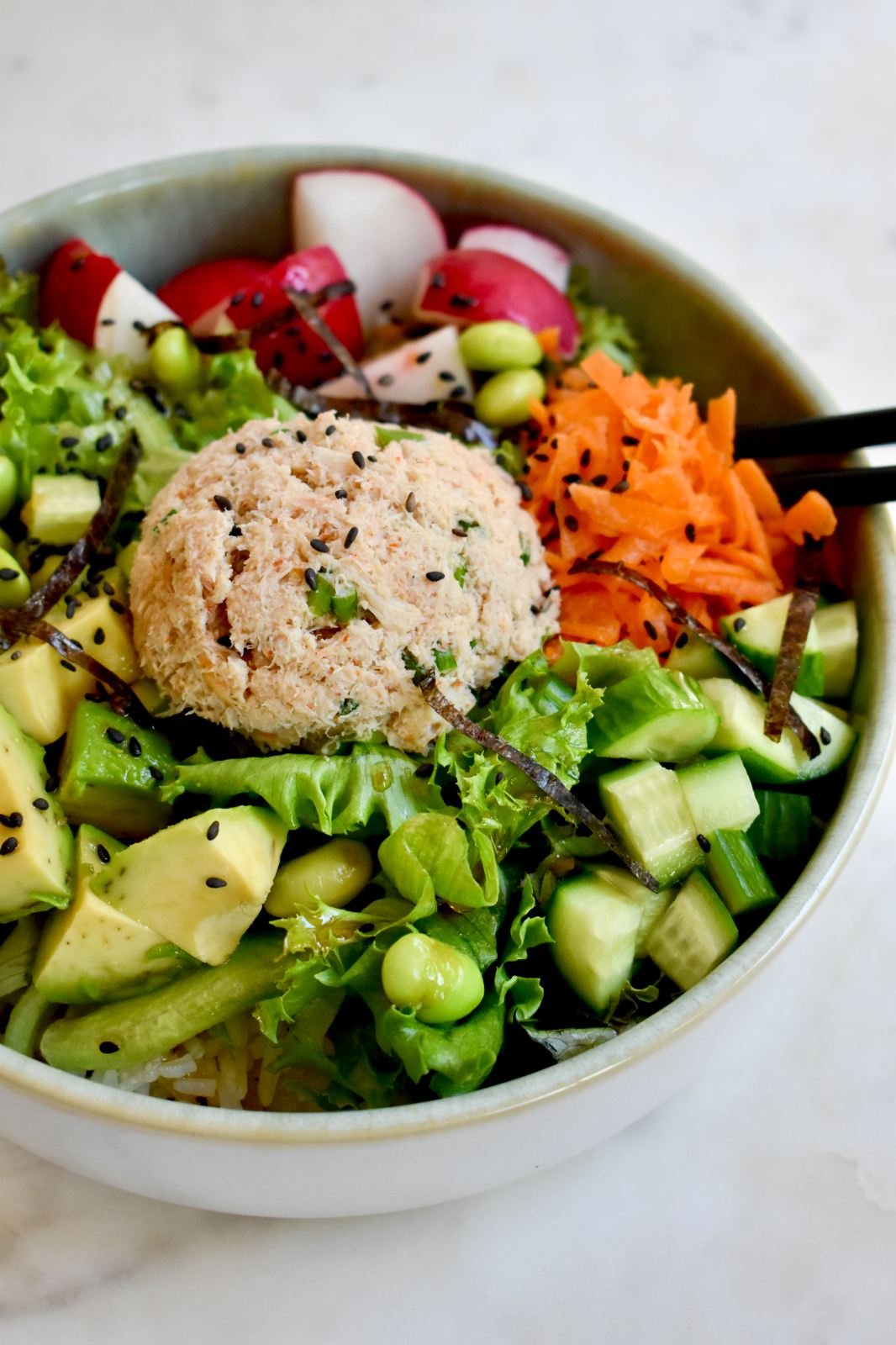 Salade sushi au crabe épicé