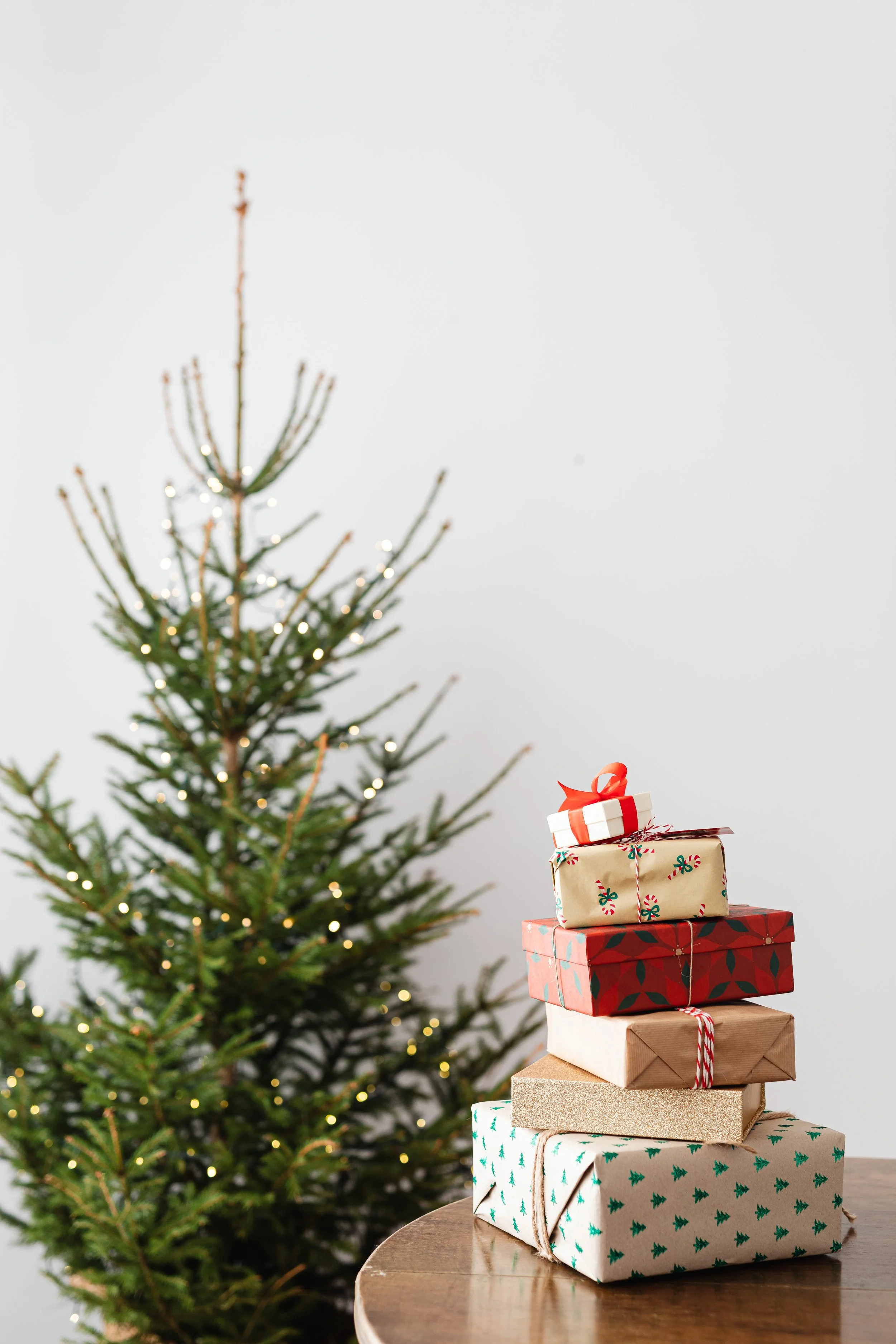 Sapin de Noël minimaliste et pile de cadeaux
