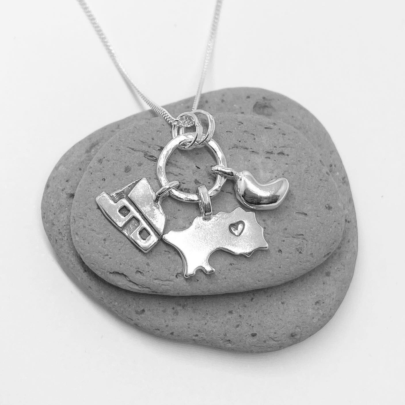 Island Girl (silver) 
Fresh out of the polisher&hellip; I&rsquo;m glad I remembered to take a photo of this cute little Pendant set&hellip;.
A little bit of love for the East and a little bit of love for the West&hellip;
If my technology works, it wi