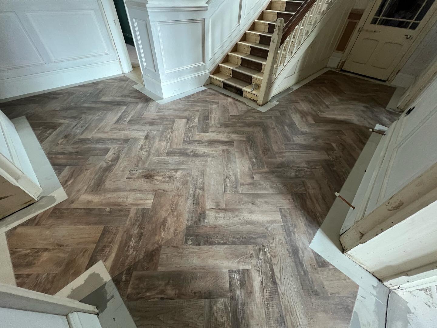 With all the borders cut back we had a day of installing them and prepping the next room!! When will it end!! #lvt #moduleo #interiorflooring #ardex #parquetflooring #flooring#flooringideas #flooringcontractor #flooringinspiration #flooringsolutions 