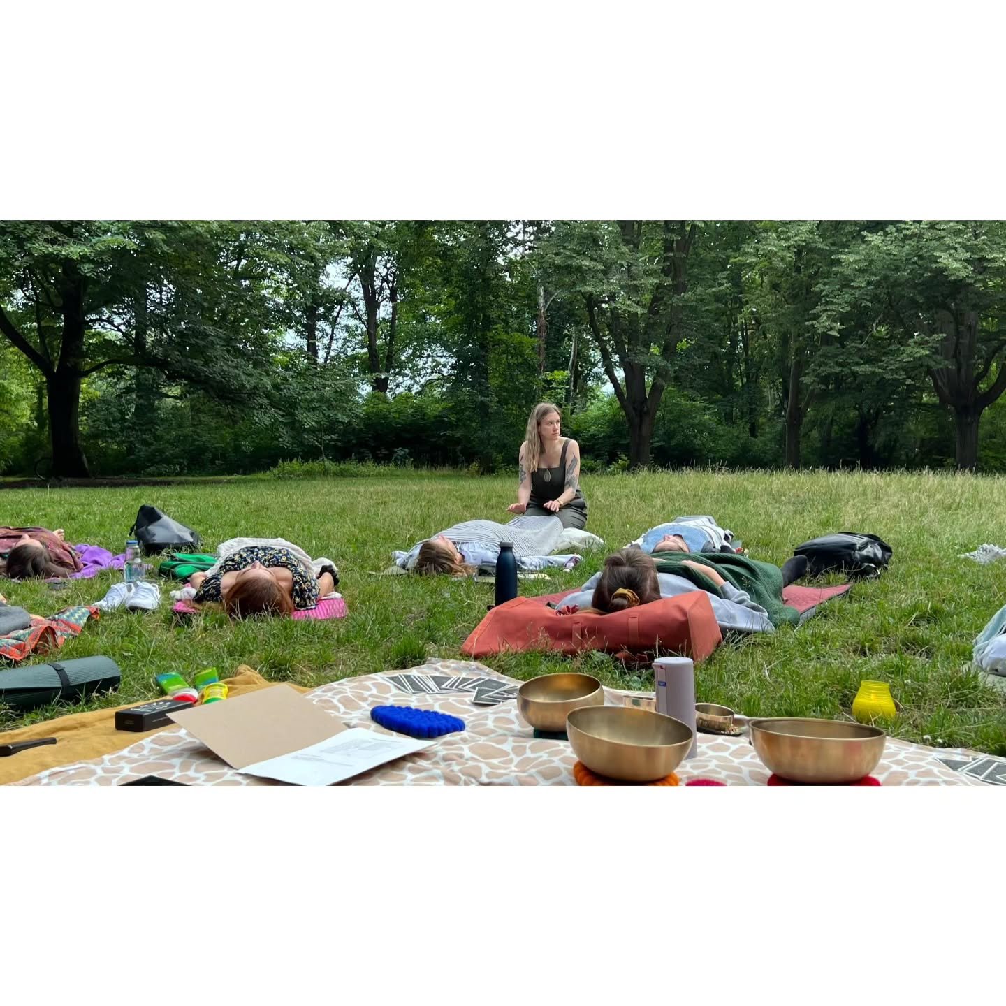 Some moments from our Fern Flower event 💚🌺🌱 @healingwithadam

Thank you @sacred__harmonie for the 📸🙏🏼!

#treptowerpark #berlinhealingevents #energywork #soundhealing #reiki #reikiberlin