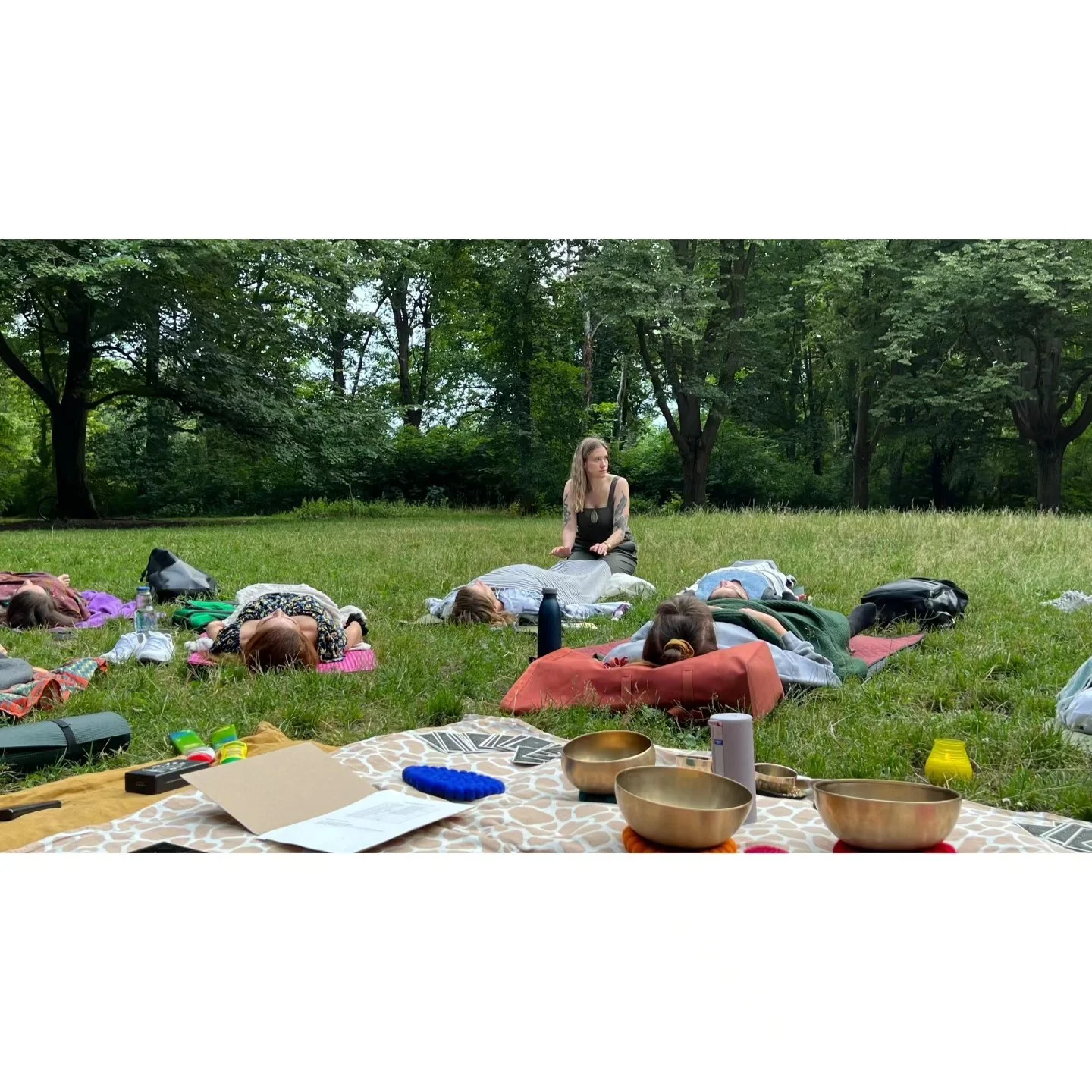 Some moments from our Fern Flower event 💚🌺🌱 @healingwithadam

Thank you @sacred__harmonie for the 📸🙏🏼!

#treptowerpark #berlinhealingevents #energywork #soundhealing #reiki #reikiberlin