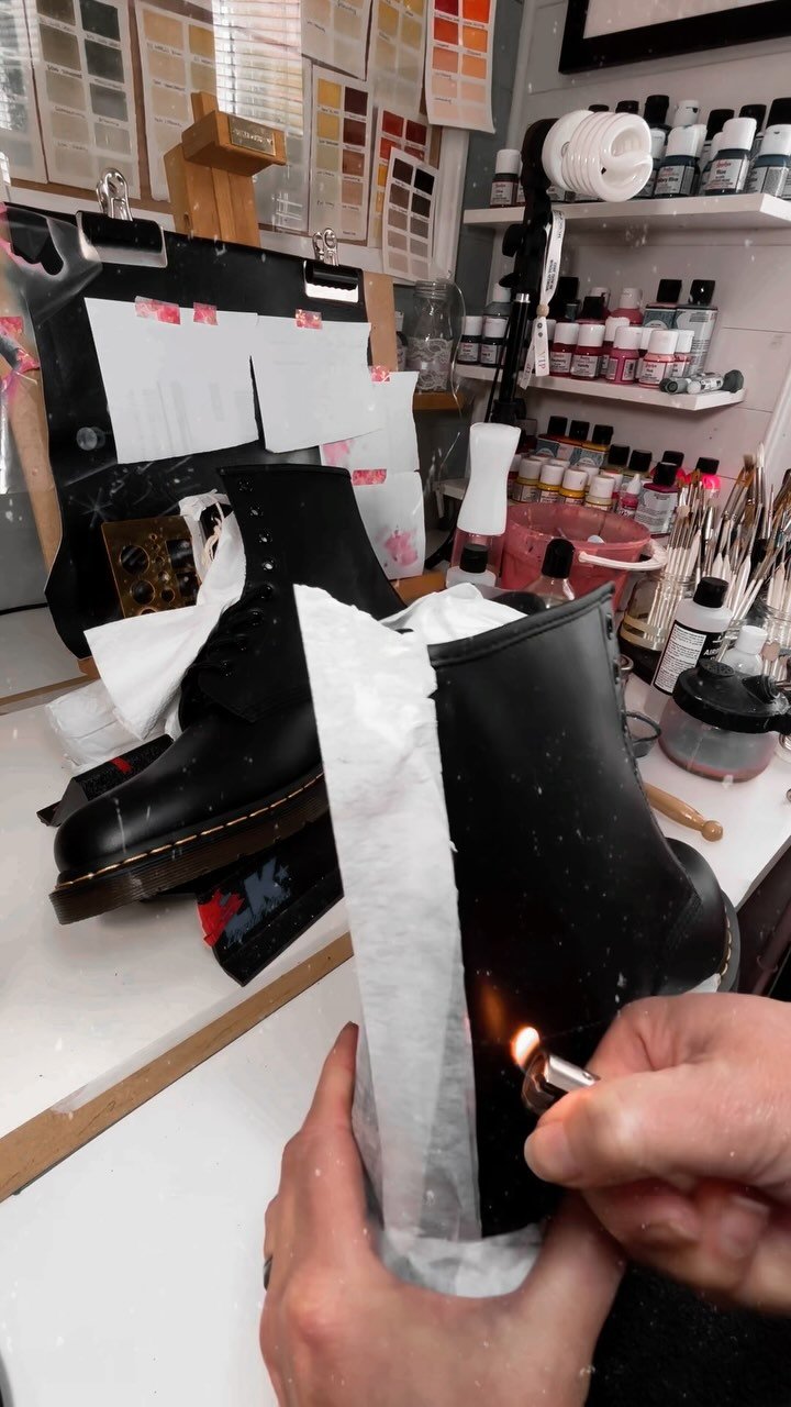 Prepping the leather on @drmartensofficial #drmartens1460 for perfect adhesion 🙌🏼 sand, de glaze and….. for the perfect finish 🔥 the ‘fluffys’ 👀 look out for the next stages as I try and film from start to finish 🙌🏼🤪