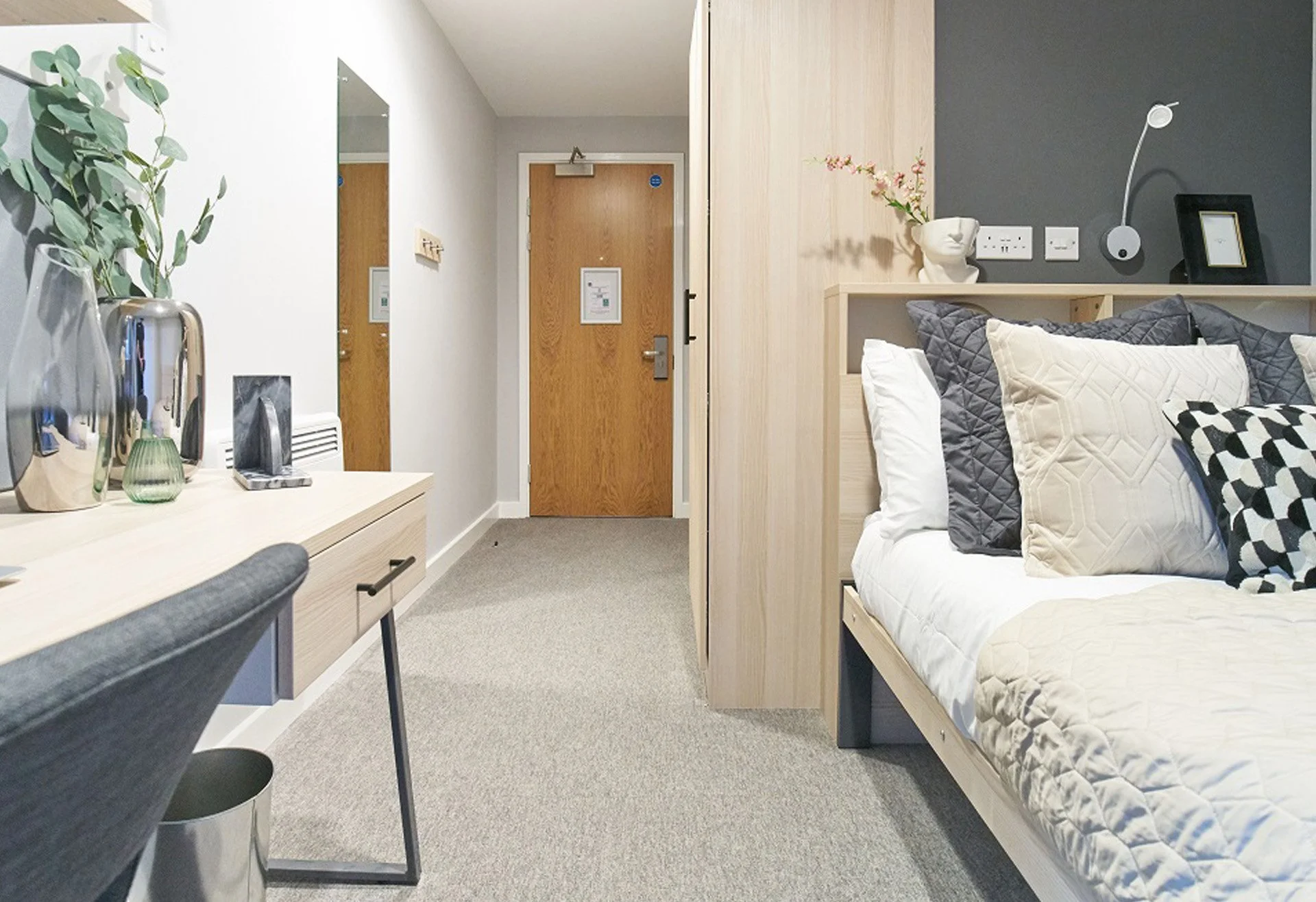 student-accommodation-straits-manor-classic-ensuite-003-03 (web).jpg
