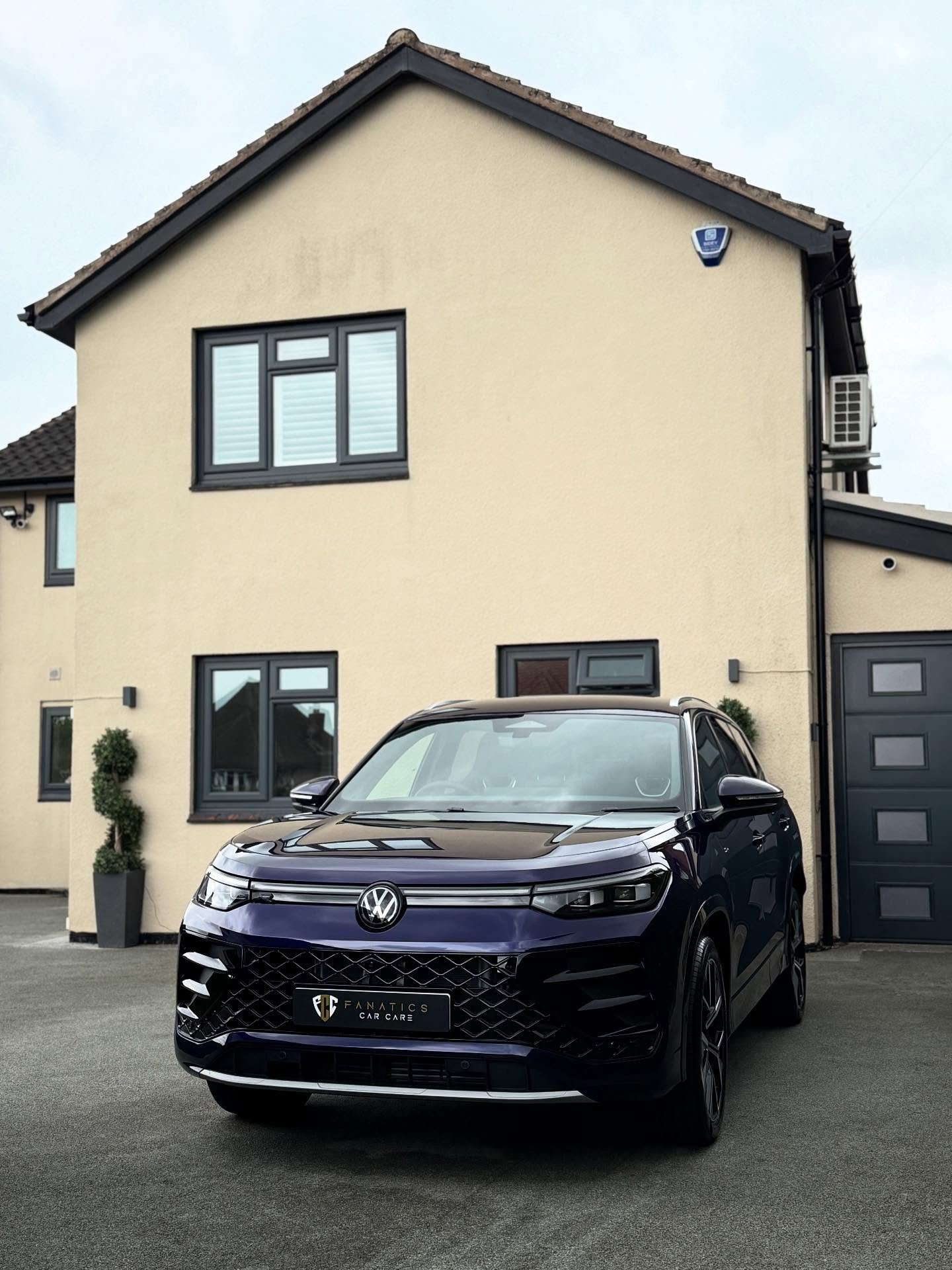 Fresh out the box VW Tayron taken care of in preparation for its regular maintenance plan going forward; ensuring its kept box fresh for the foreseeable ✨

This thing is loaded with tech!

#FanaticsCarCare #VWTayron #valeting #detailing #carvaleting 
