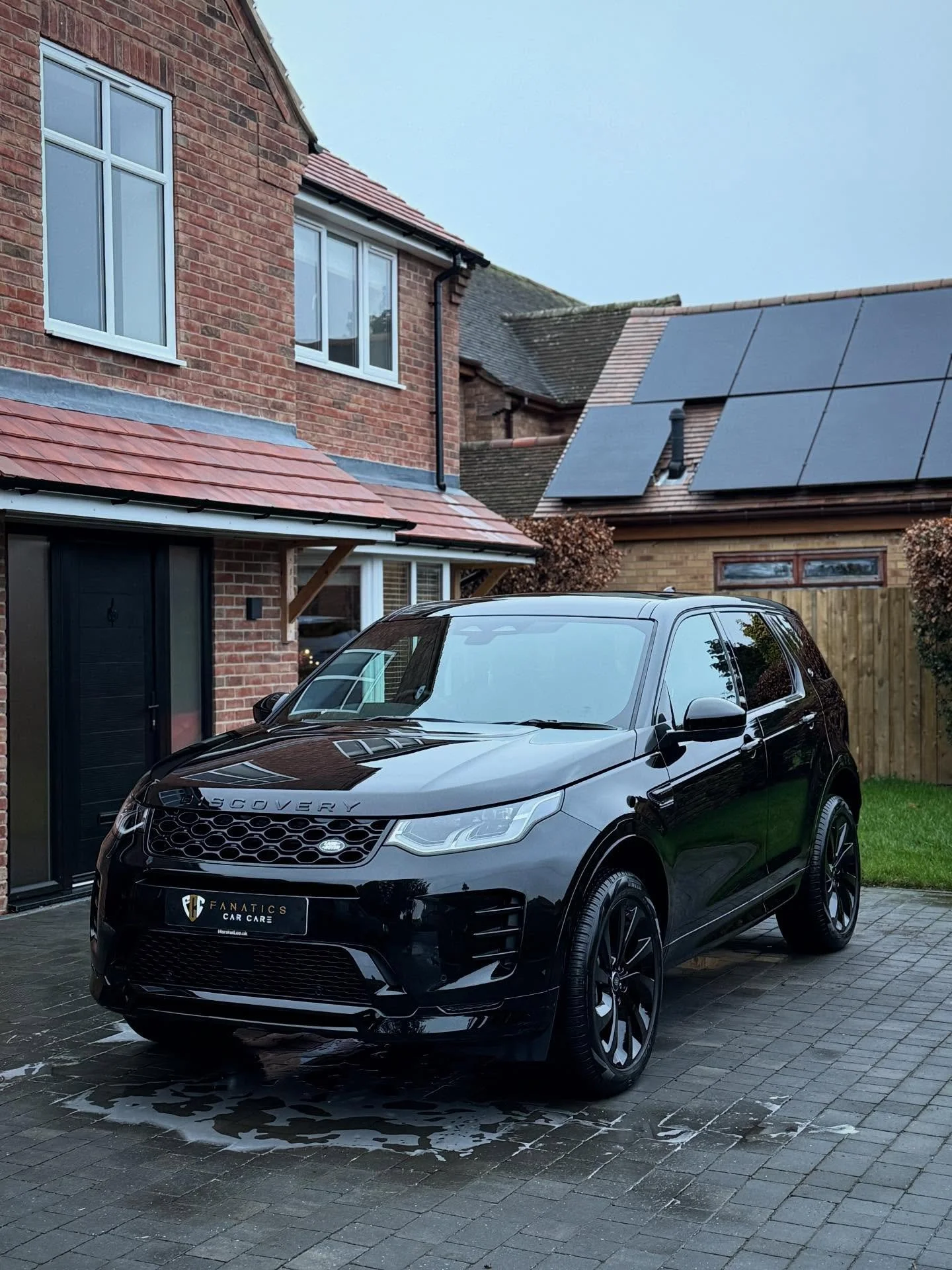 Lovely spec on this all black 1 month old Discovery Sport which was treated to its first proper valet at the weekend. Looking box fresh once again 🤌

#FanaticsCarCare #LandRover #DiscoverySport valeting #detailing #carvaleting cardetailing carcare c