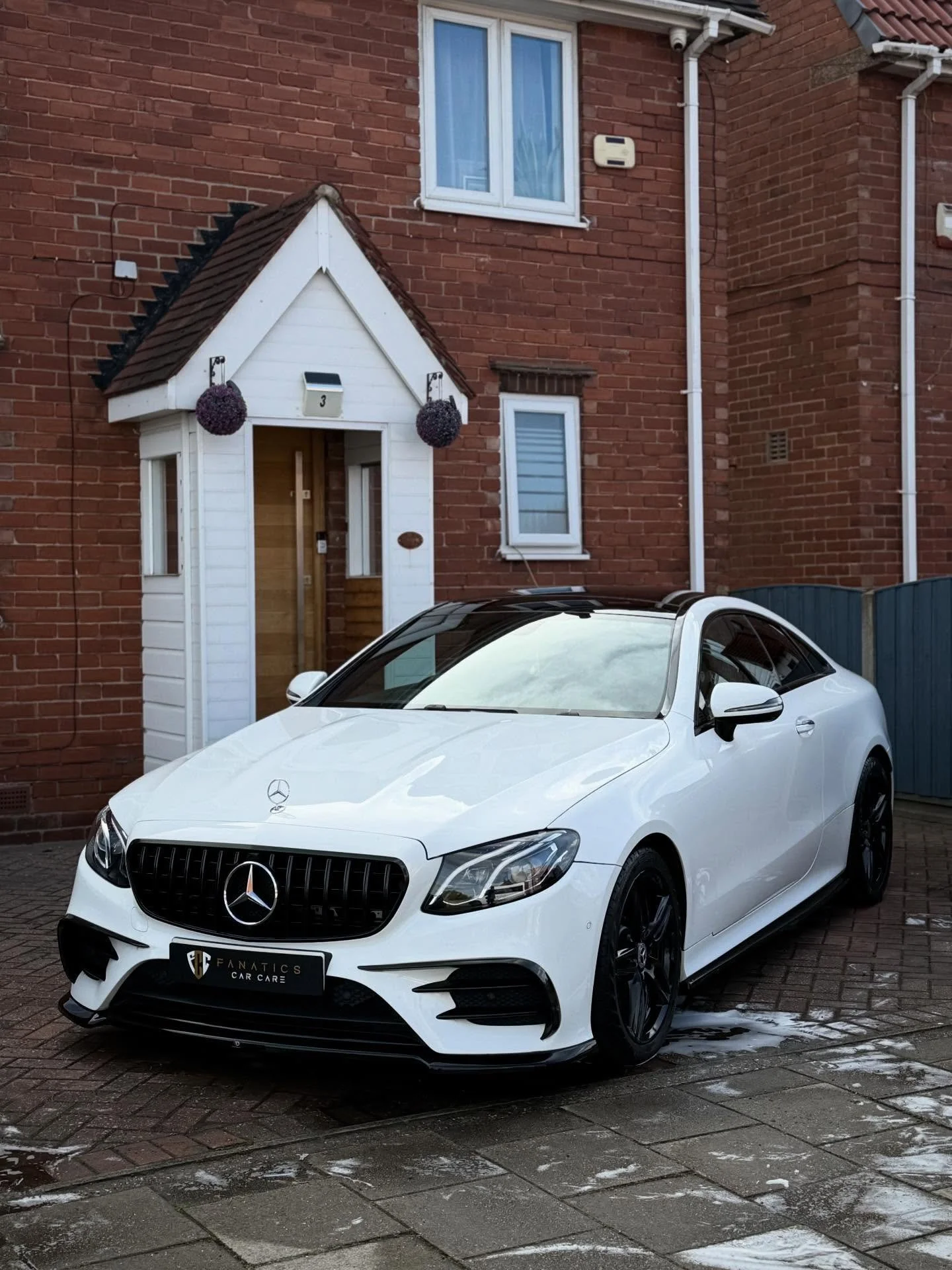 Mercedes E-Class decontamination &amp; protection package; Removing those nasty black tar spots most noticeable on white paintwork, leaving a clean, crisp &amp; smooth finish 💎

Locked in with some ceramic sealant protection for some hydrophobic pro
