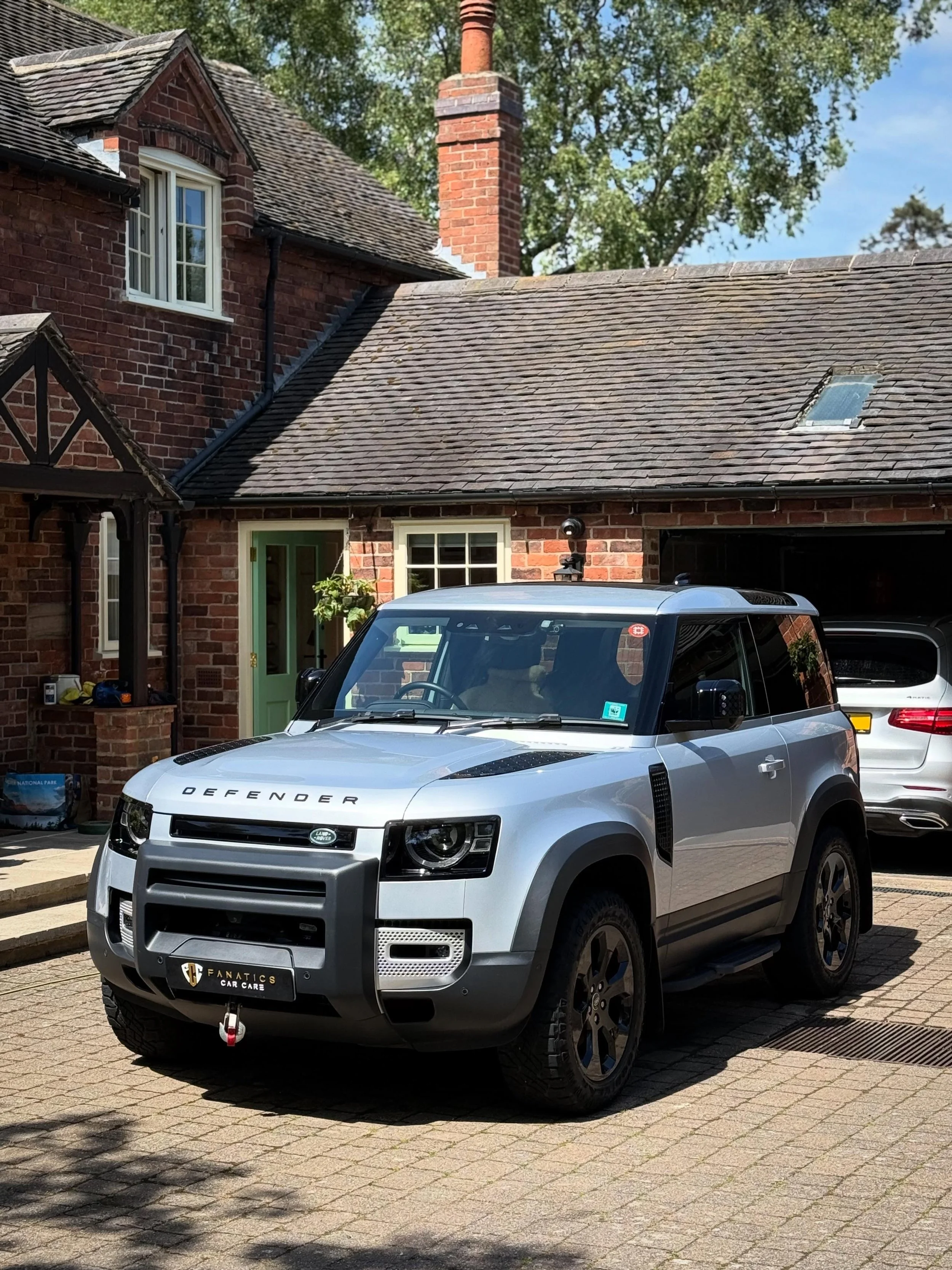 A stellar example of a properly used Defender 90. Fully equipped with a winch, a set of off road tyres and the all important sheep skin seat cover for superior comfort and added style points 🫡 

Now freshened up, ready to be used &amp; abused again 