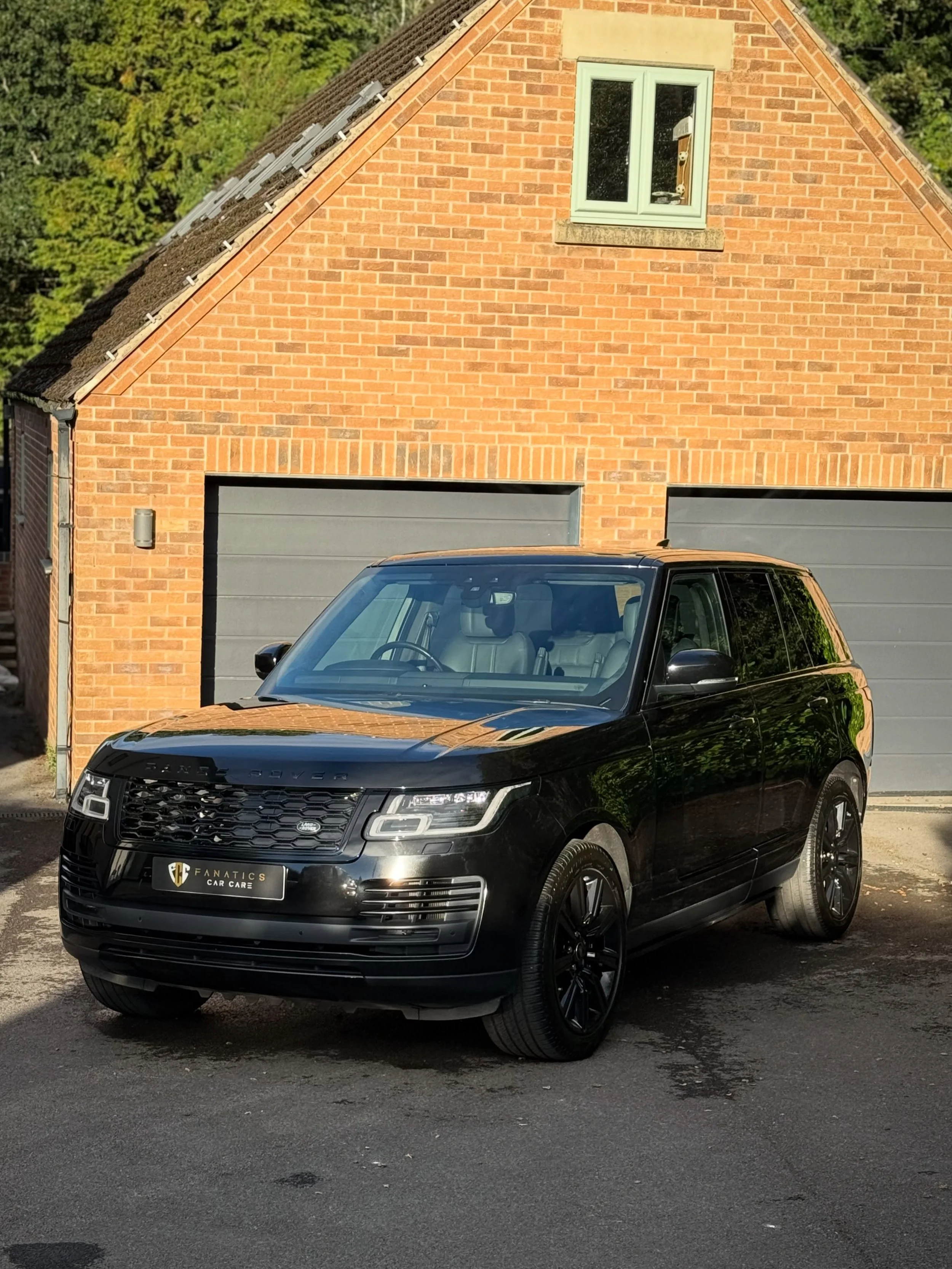 Pre-sale valet carried out on this blacked out Ranger Rover Westminster Edition, now ready for its new owner. 

Presentation is key when selling a vehicle. Investing a small portion in relation to the cars value with a professional valet service, cre