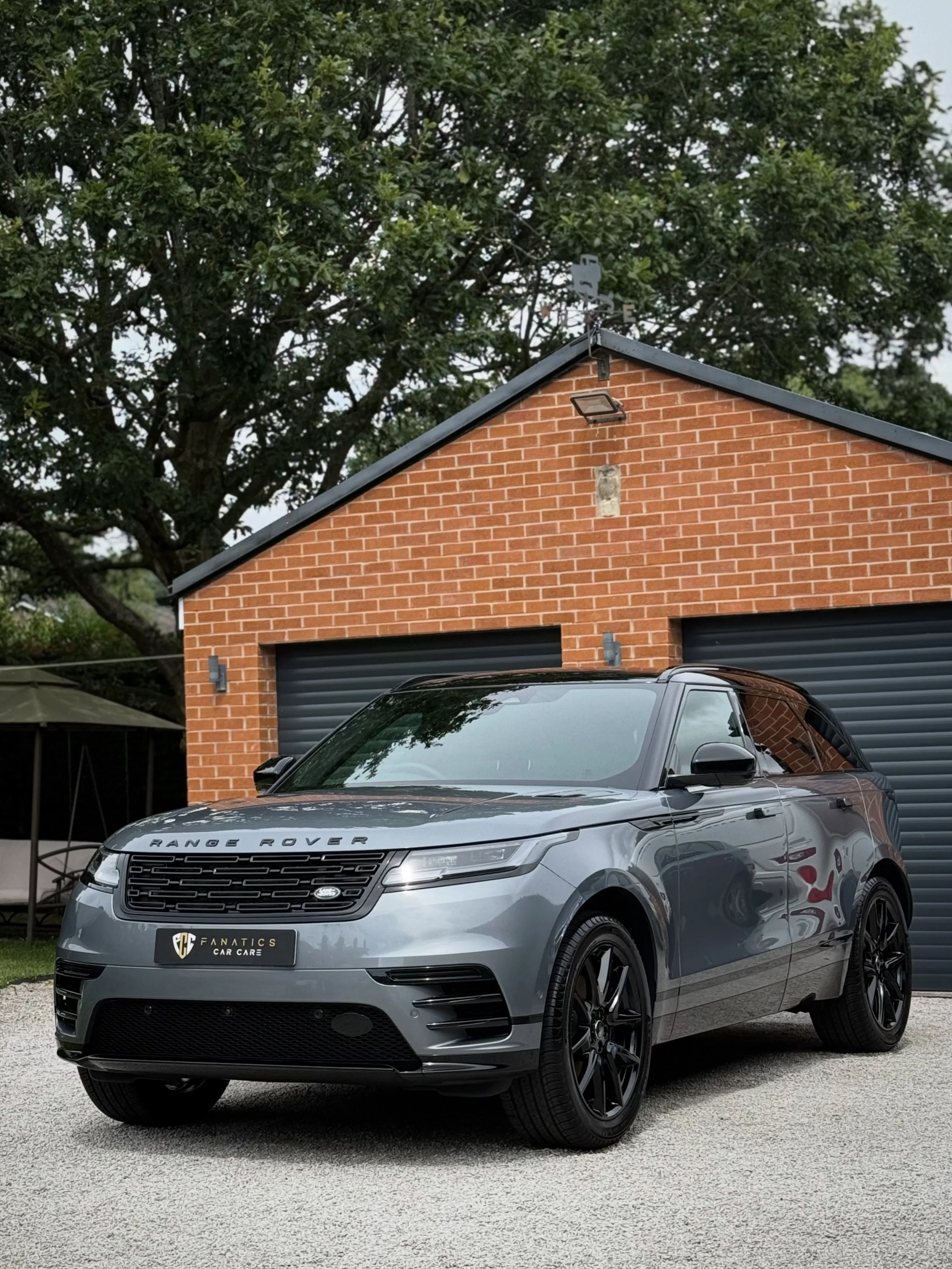 This 4 month old Velar came in for a freshen up and an application of our essential ceramic sealant, creating a slick &amp; glossy finish 🪄 

A ceramic sealant creates an effective temporary hydrophobic layer, ideal for regular upkeep and is include