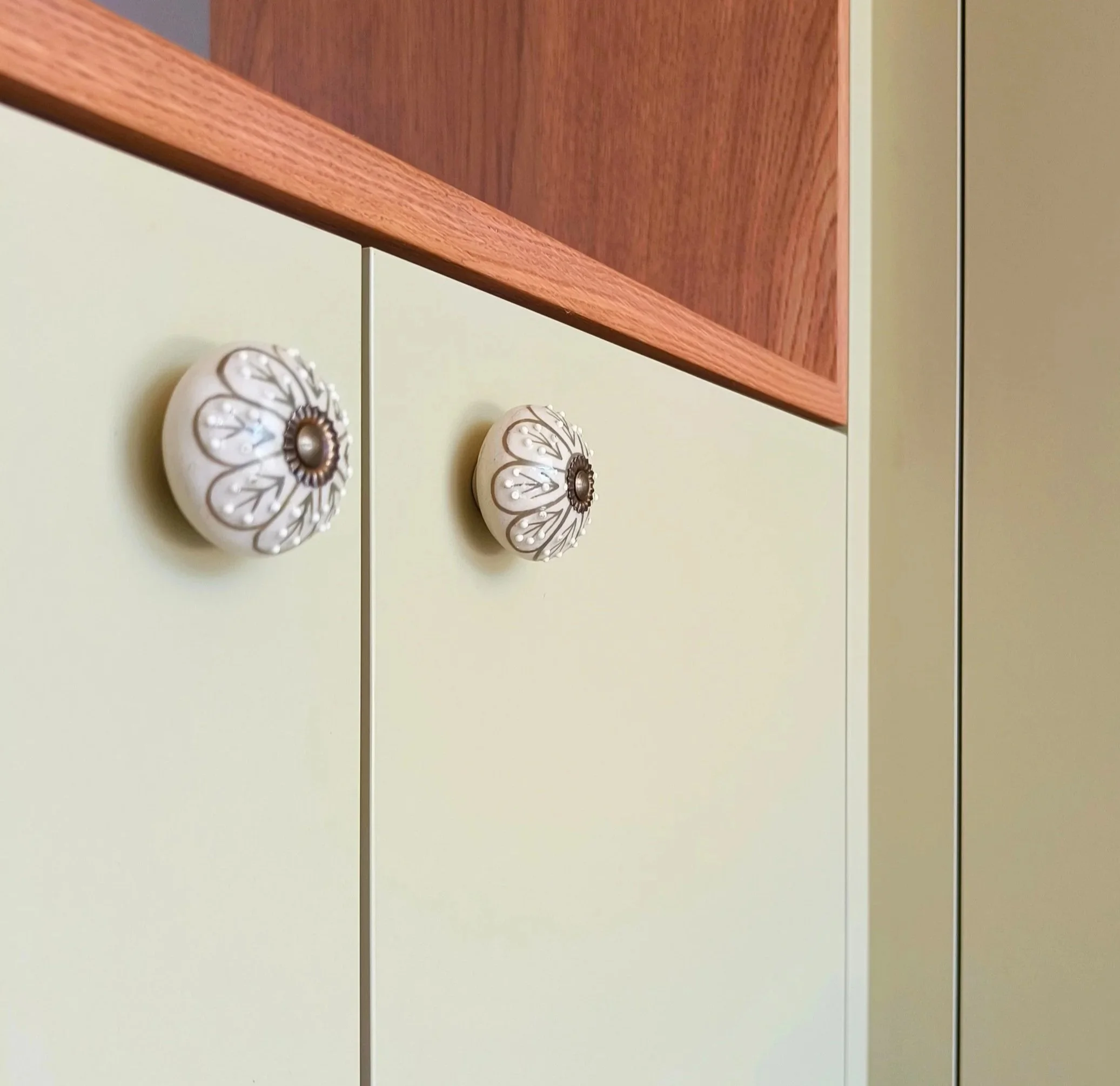 Charlotte+Dobbe+interieurontwerp+detail+maatwerk+kast+met+nis+en+vintage+deurknoppen.jpg