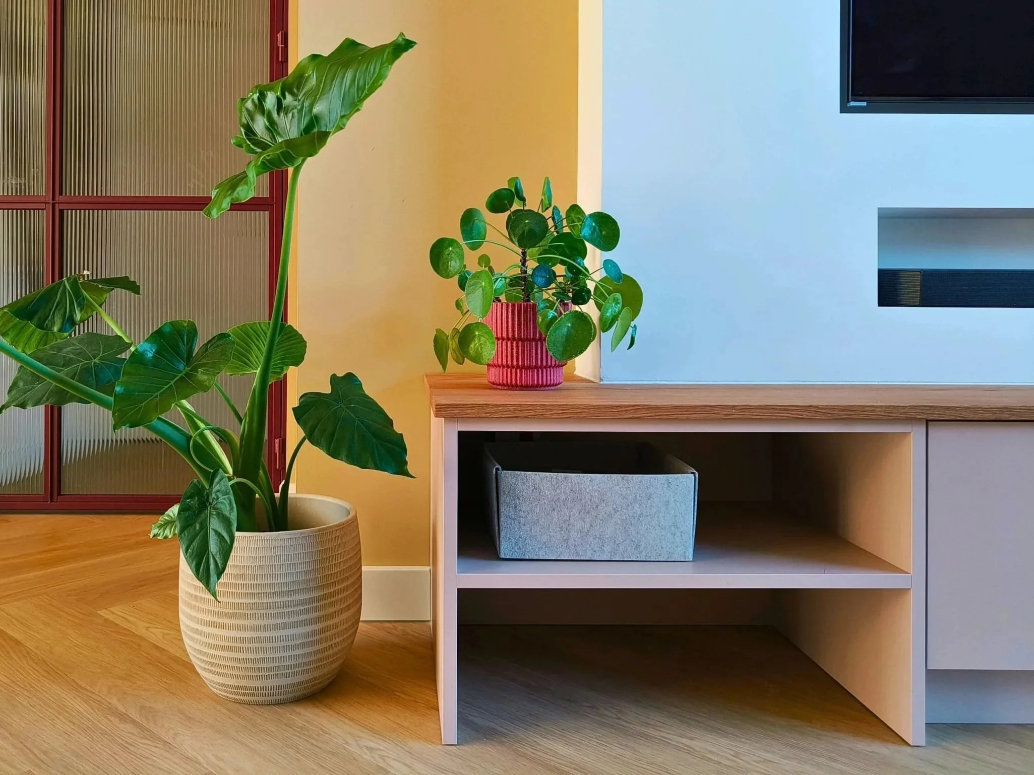 Charlotte%2BDobbe%2Binterieurontwerp%2Bmaatwerk%2Btvmeubel%2Broze%2Binterieur%2Bgele%2Bmuur%2Bribbelglas%2Bstalen%2Bdeur.jpg