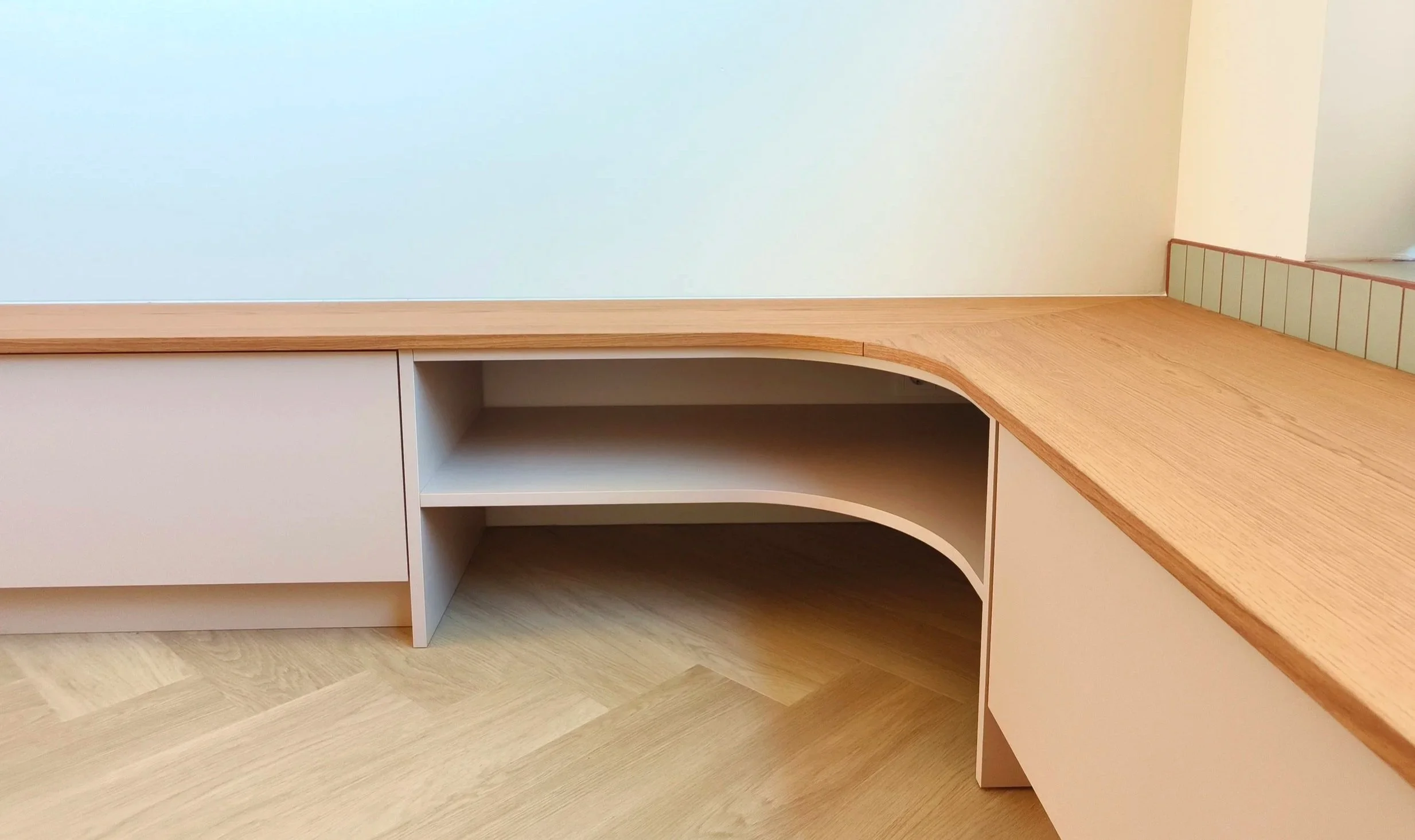 Charlotte+Dobbe+interieurontwerp+maatwerk+tvmeubel+tegelvensterbank+gekleurde+voeg.jpg