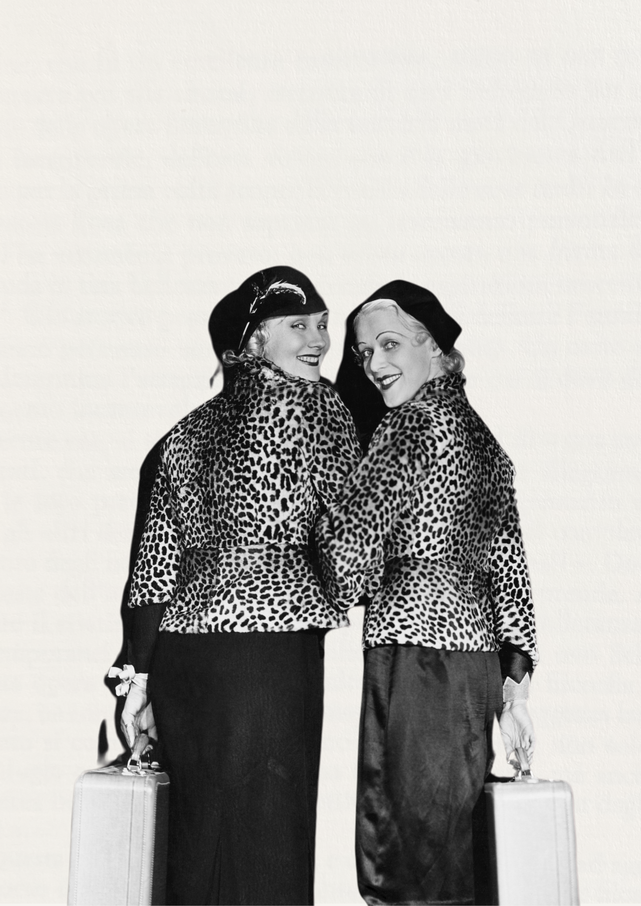 Zwei Frauen im Retro-Stil im schwarzen und weißen Karomuster, Frauen tragen Hut und halten Koffer, lächeln und schauen über beide Schultern.