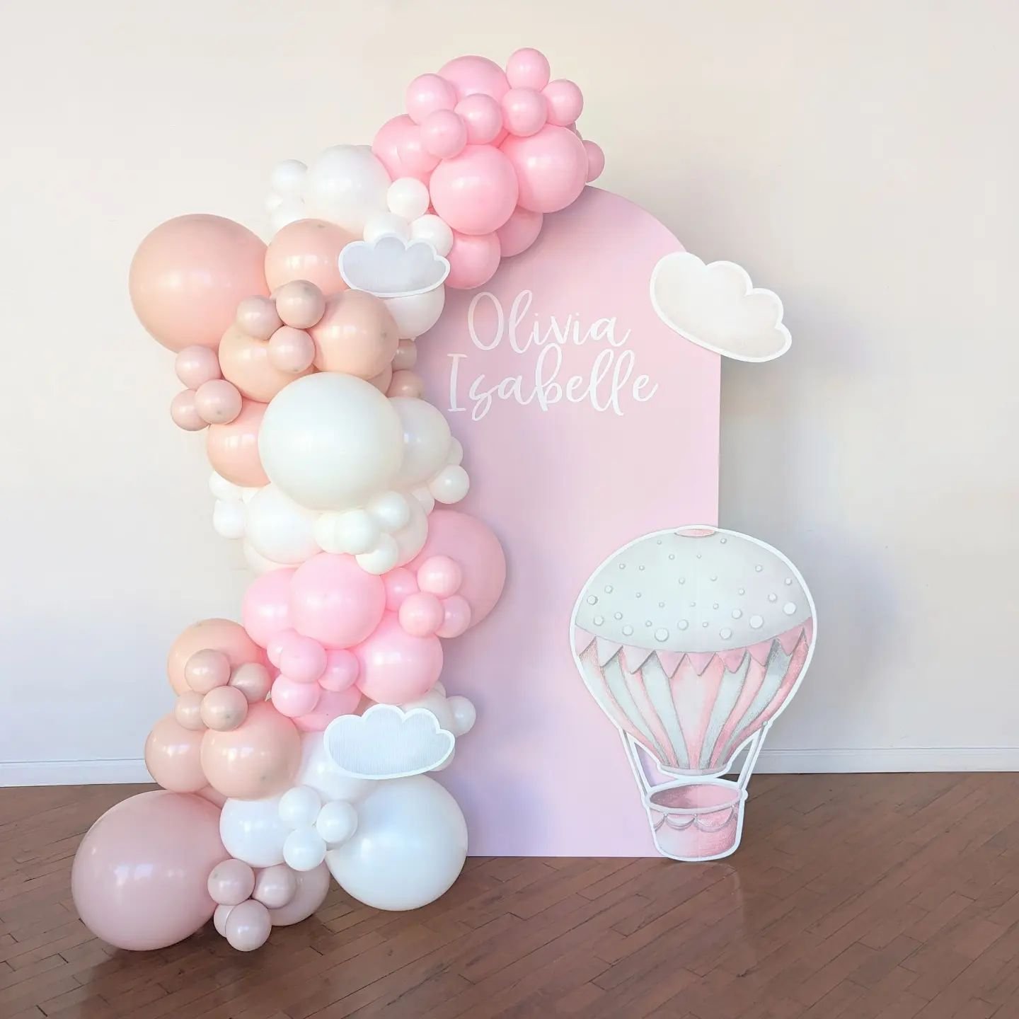 Hot air balloons are big this year and we're here for it 🙌 
Backdrop + balloons + decal @modbouncehouseil 
Venue @elementspreserved 

#hotairballoon #hotairballoonparty #hotairballoontheme #hotairballoondecor #ohtheplacesyoullgo #upupandaway #babysh