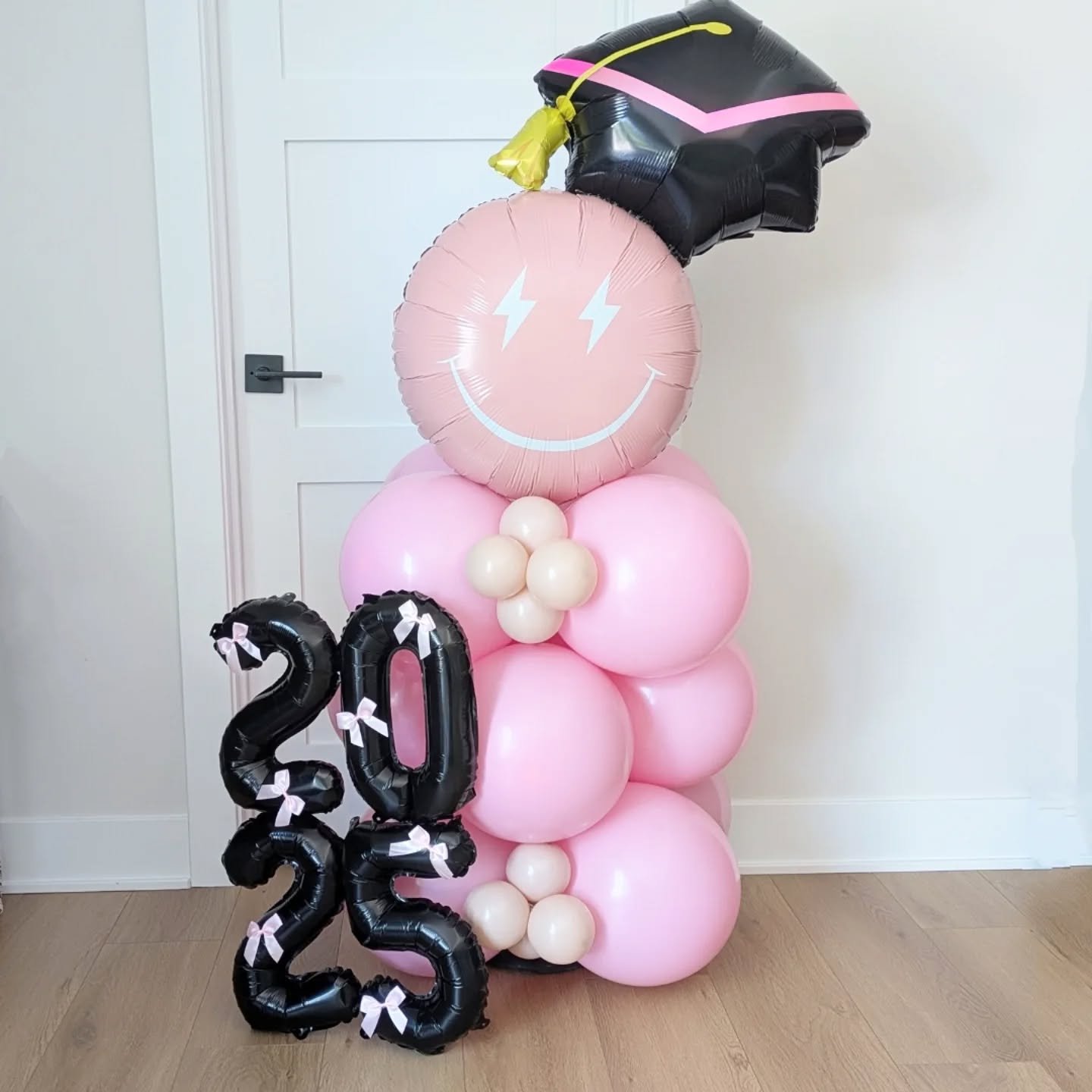 Just a little mini grad tower 🎓⚡We can customize to any color or event! Check out more on our site 😀

#balloondelivery #balloons #graduation #graduationballoons #graduationdecoration #illinoisballoons #balloonarch