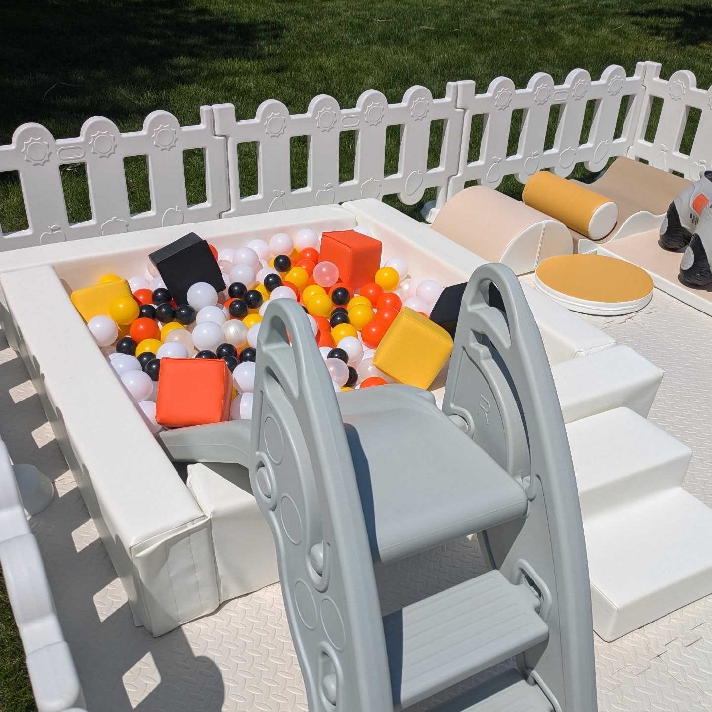 ⚒️🚧📐 Book our Petite soft play, or larger Luxe size at www.modbouncehous.com Delivery available in Northern Illinois
